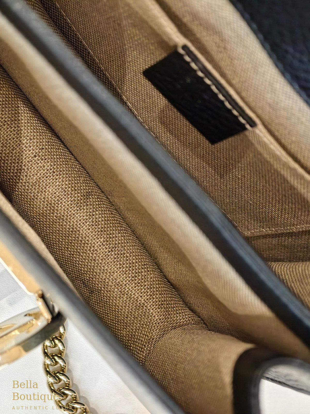 حقيبة غوتشي إنترلوكينج G سوداء أصلية — الداخل ببطانة قماشية بيج وجيب داخلي