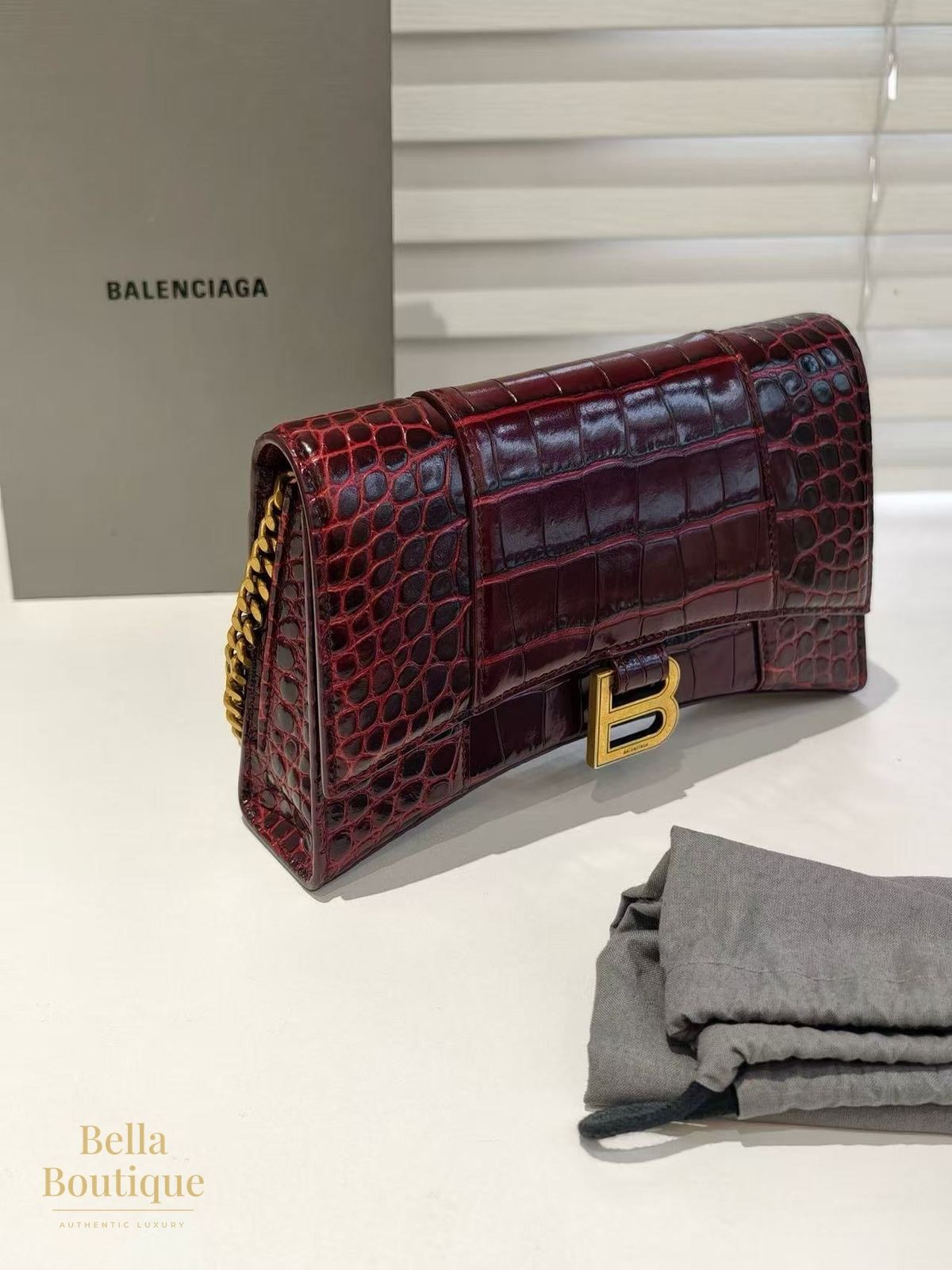 شنطة Balenciaga أورغلاس واليت أون تشين أصلية — من زاوية جانبية