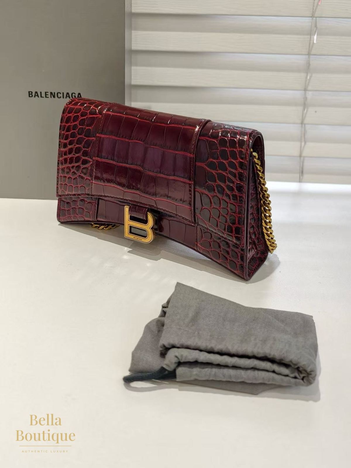 شنطة Balenciaga أورغلاس واليت أون تشين أصلية — من زاوية أخرى