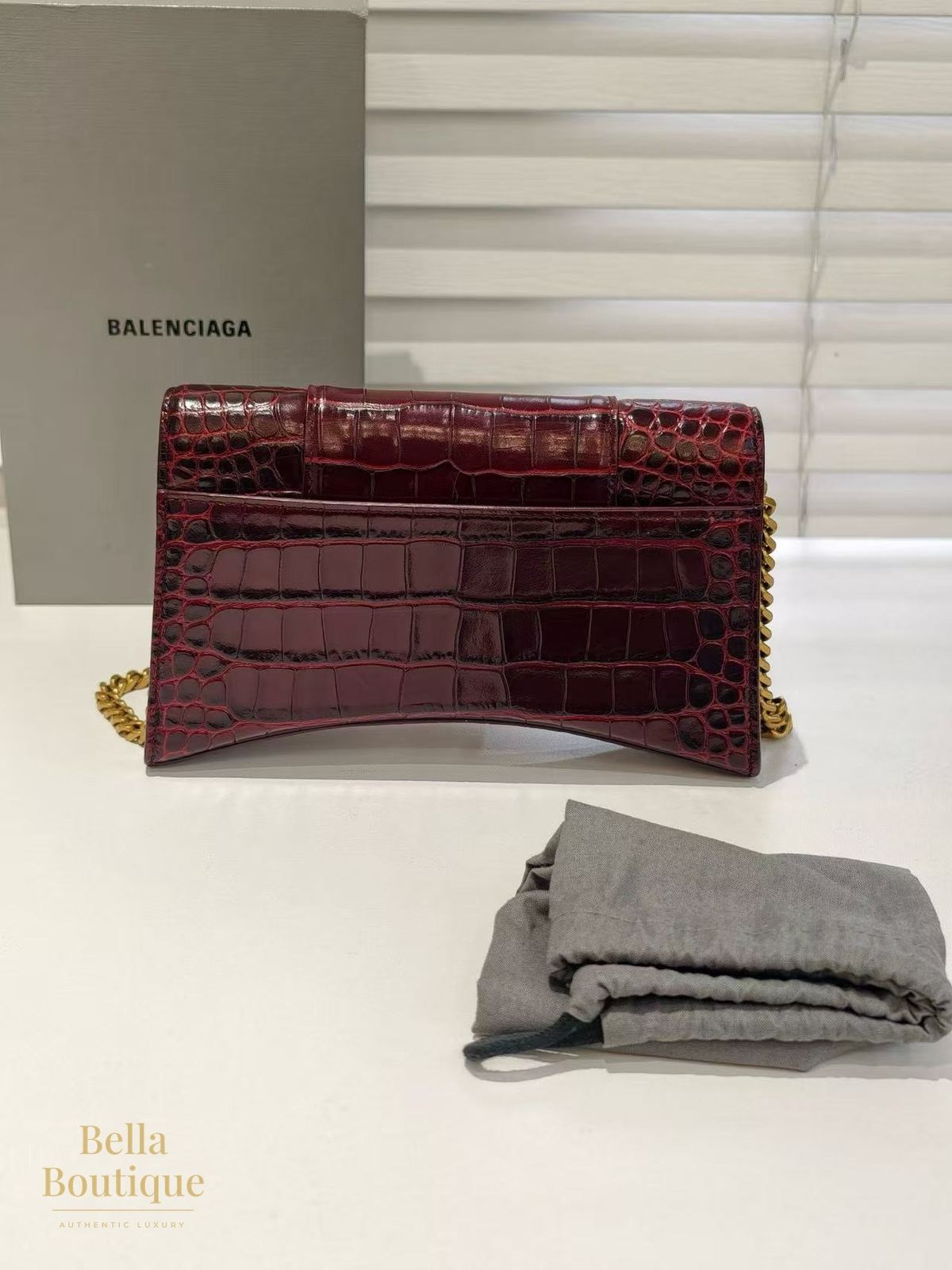 شنطة Balenciaga أورغلاس واليت أون تشين أصلية — من الخلف
