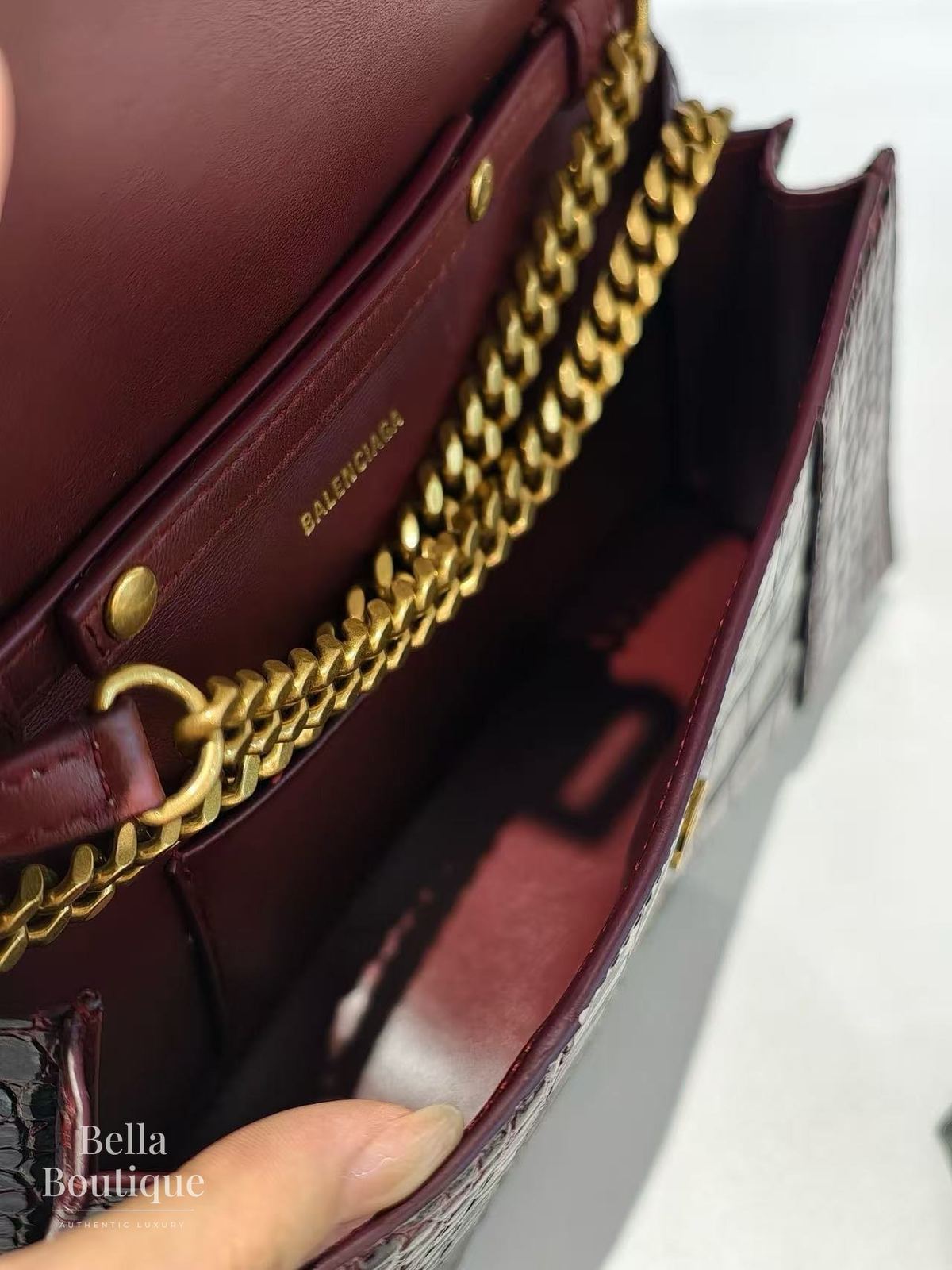 شنطة Balenciaga أورغلاس واليت أون تشين أصلية — تفاصيل مقرّبة