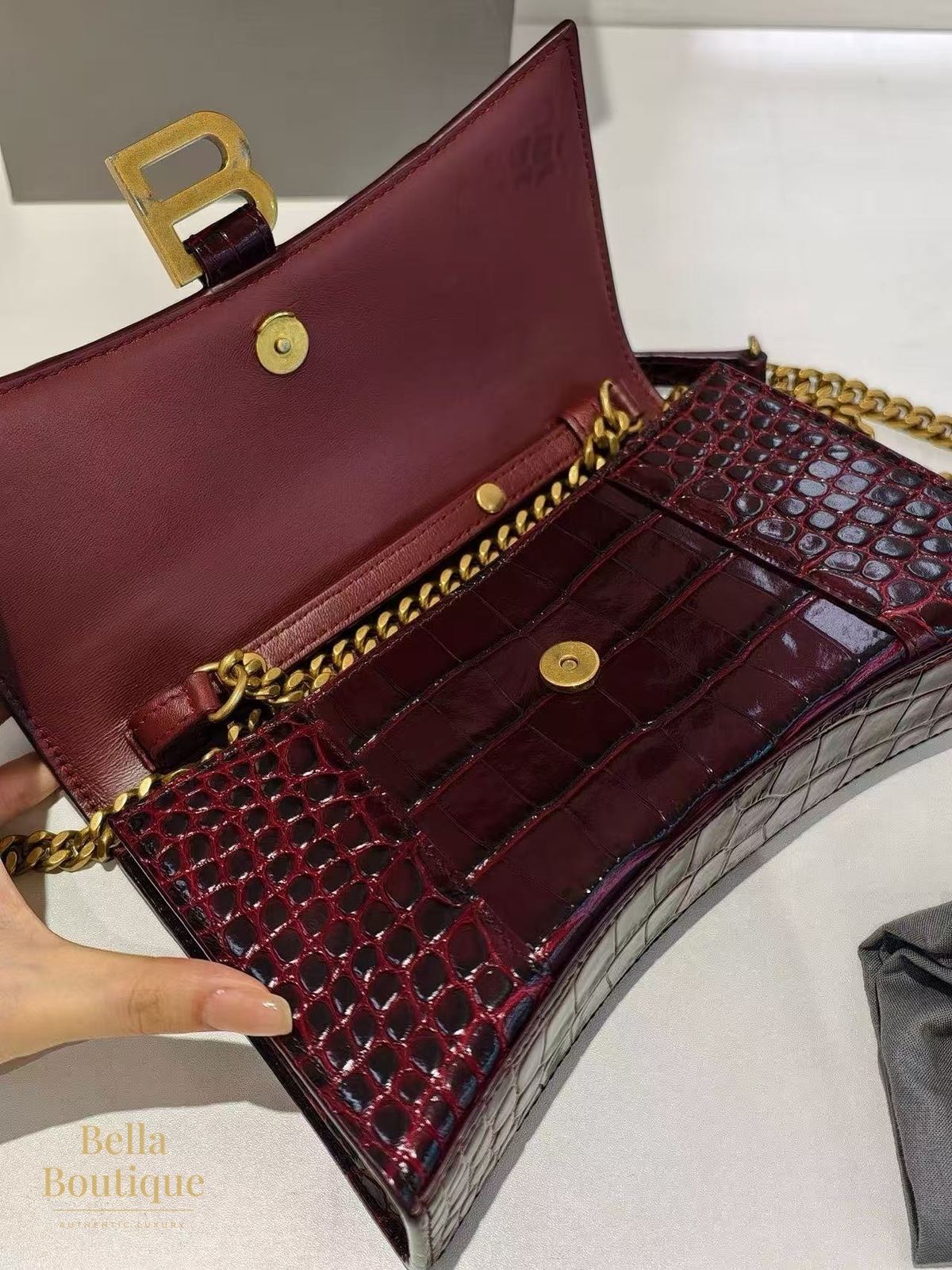 شنطة Balenciaga أورغلاس واليت أون تشين أصلية — مفتوحة