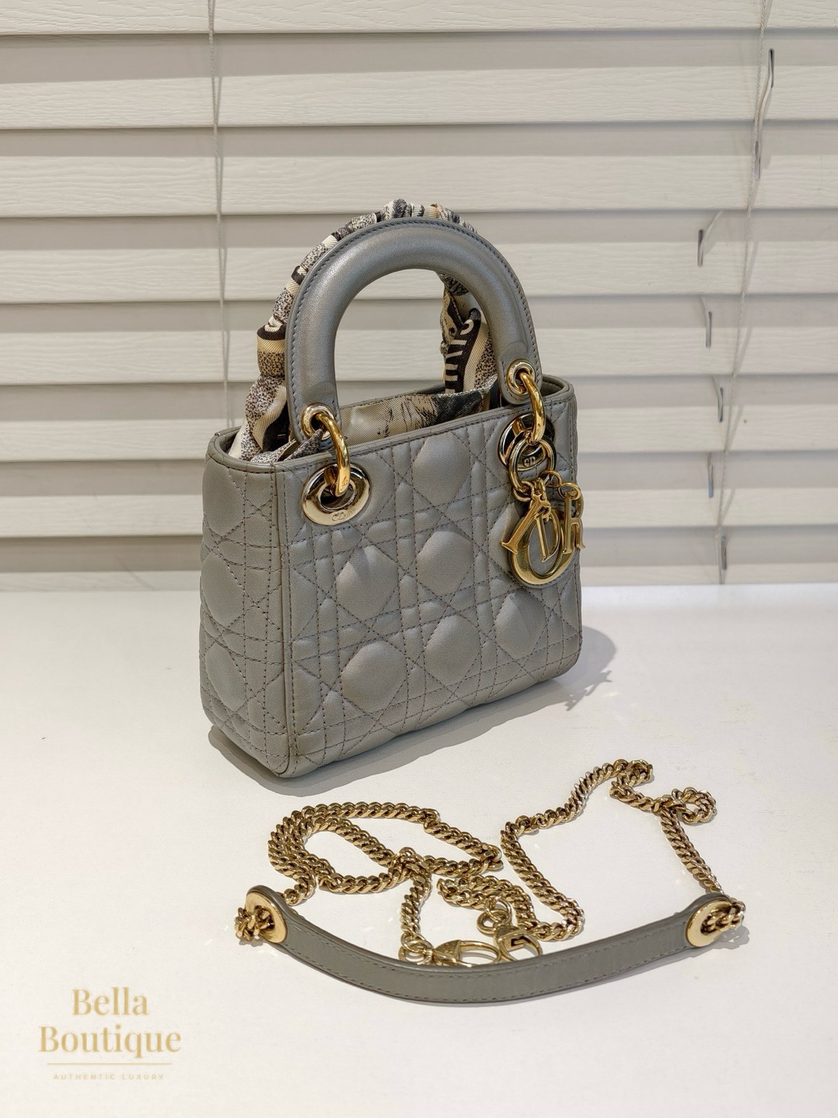 شنطة Dior ليدي ديور — رمادي لؤلؤي أصلية — من زاوية أخرى