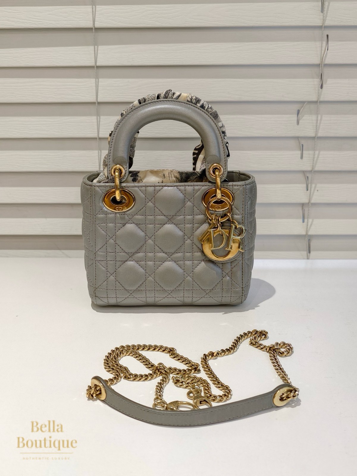 شنطة Dior ليدي ديور — رمادي لؤلؤي أصلية — المنظر الأمامي