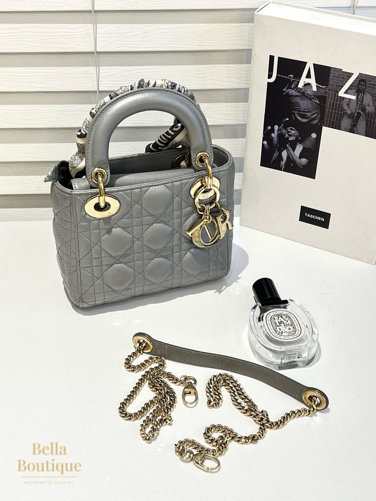شنطة Dior ليدي ديور — رمادي لؤلؤي أصلية — منسّقة مع كتاب وعطر