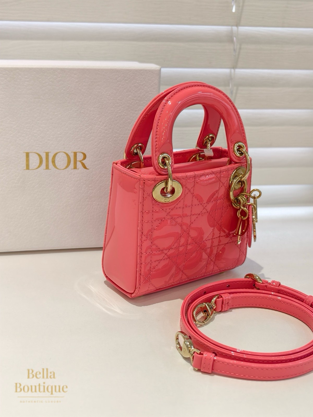 شنطة Dior ليدي ديور ميني — وردي جلد لامع أصلية — من زاوية جانبية