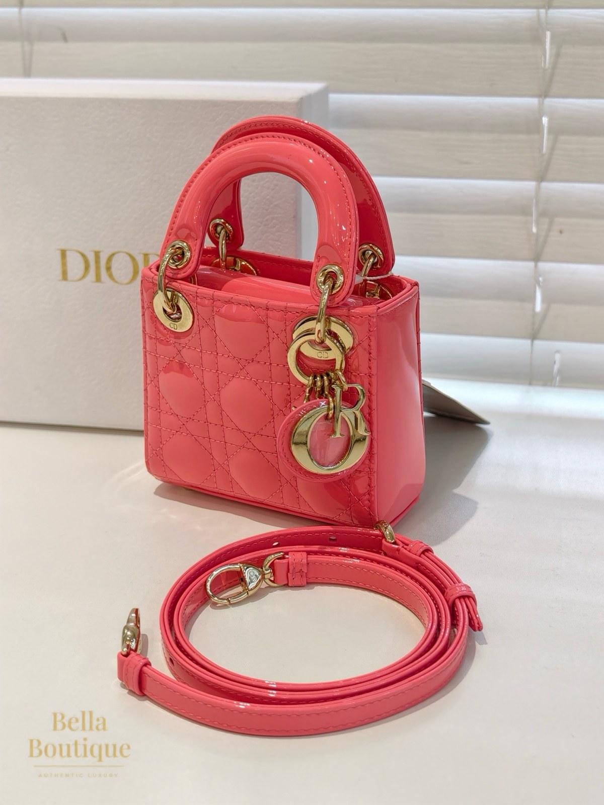شنطة Dior ليدي ديور ميني — وردي جلد لامع أصلية — من زاوية أخرى