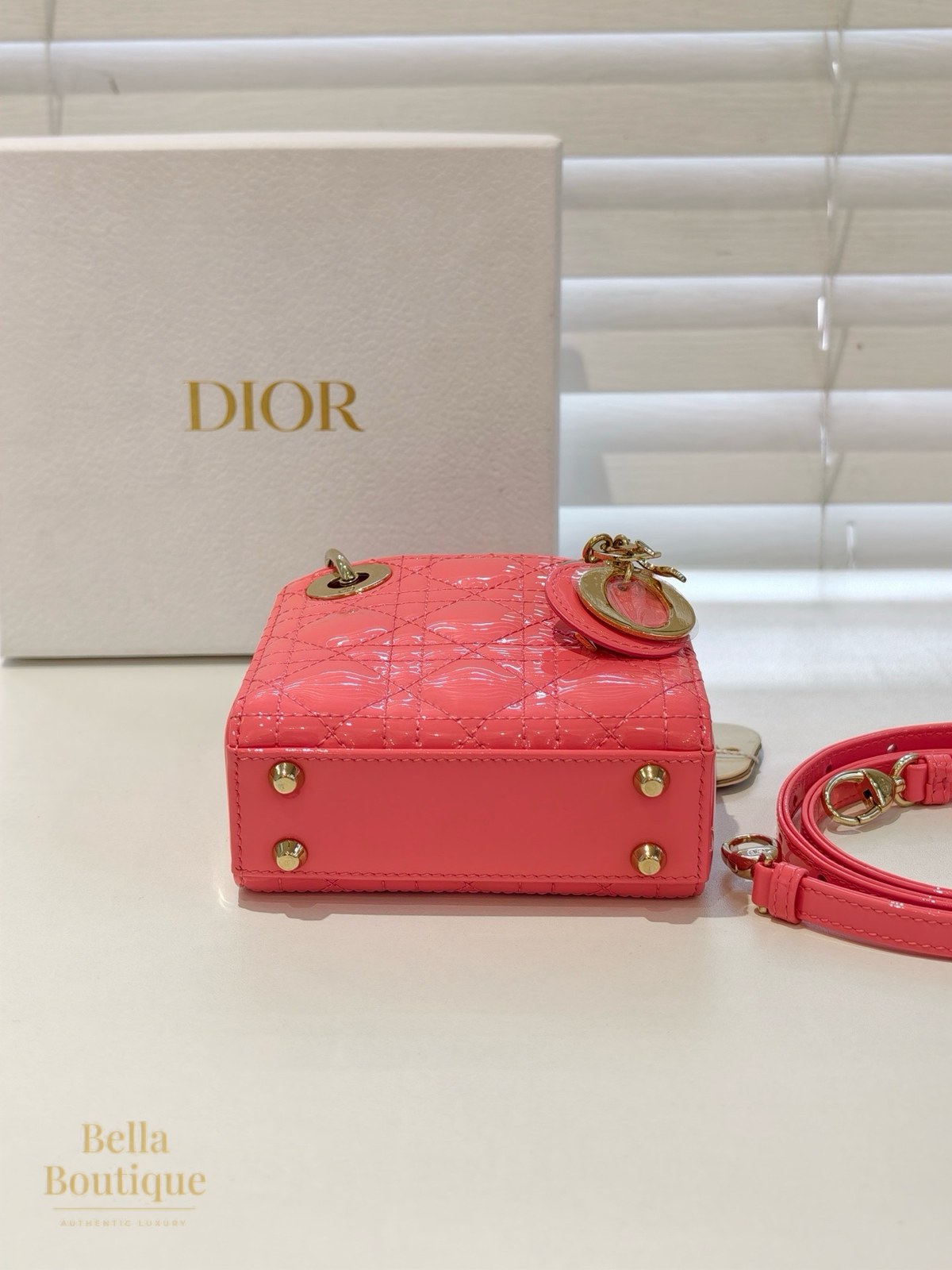 شنطة Dior ليدي ديور ميني — وردي جلد لامع أصلية — القاعدة من الأسفل