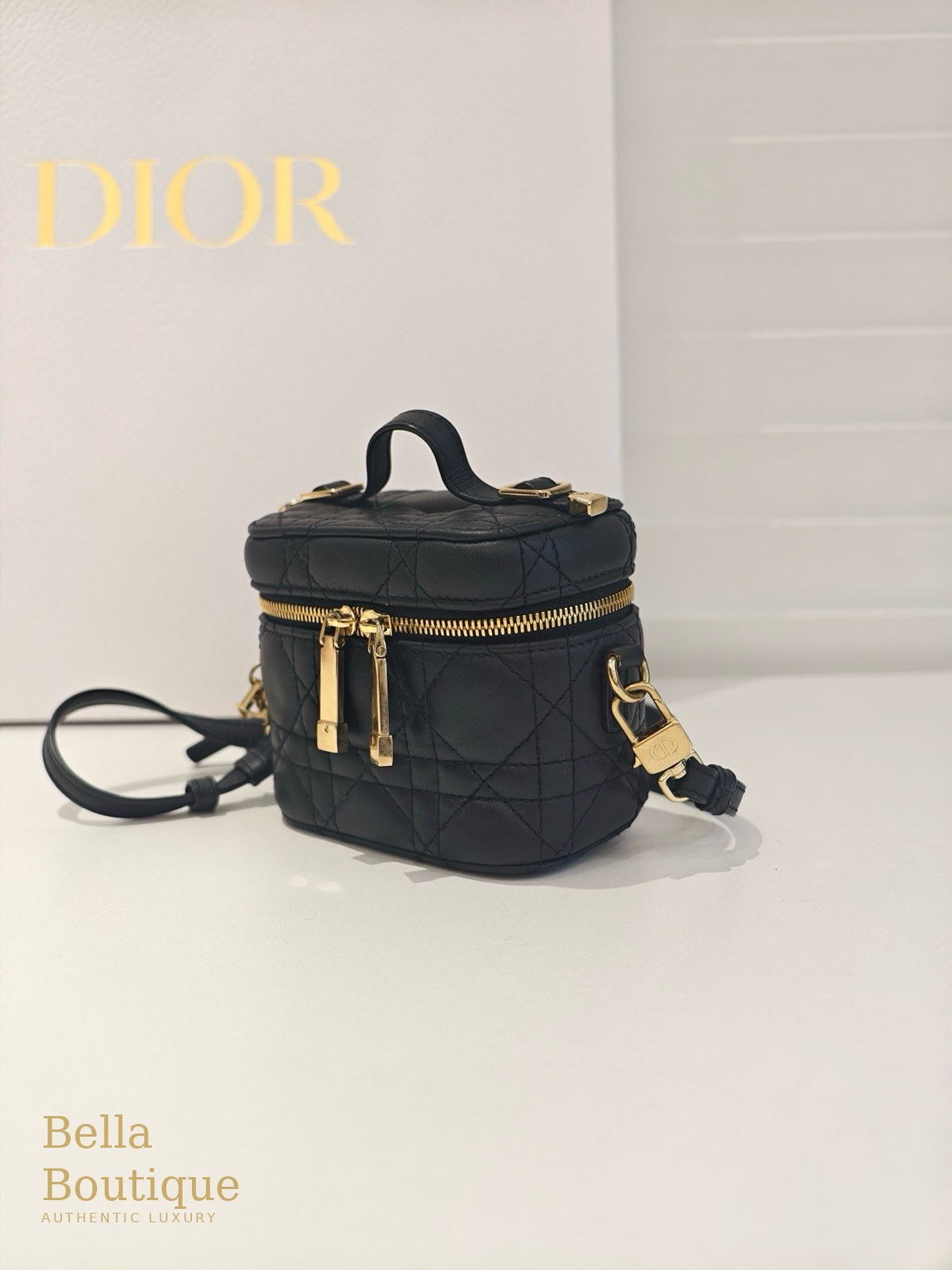 شنطة Dior ليدي ديور مايكرو فانيتي — سوداء أصلية — من زاوية أمامية