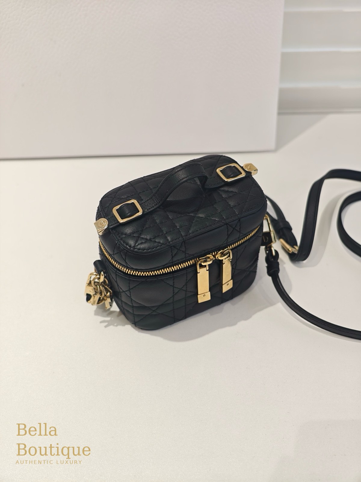 شنطة Dior ليدي ديور مايكرو فانيتي — سوداء أصلية — من زاوية جانبية وحليات D.I.O.R
