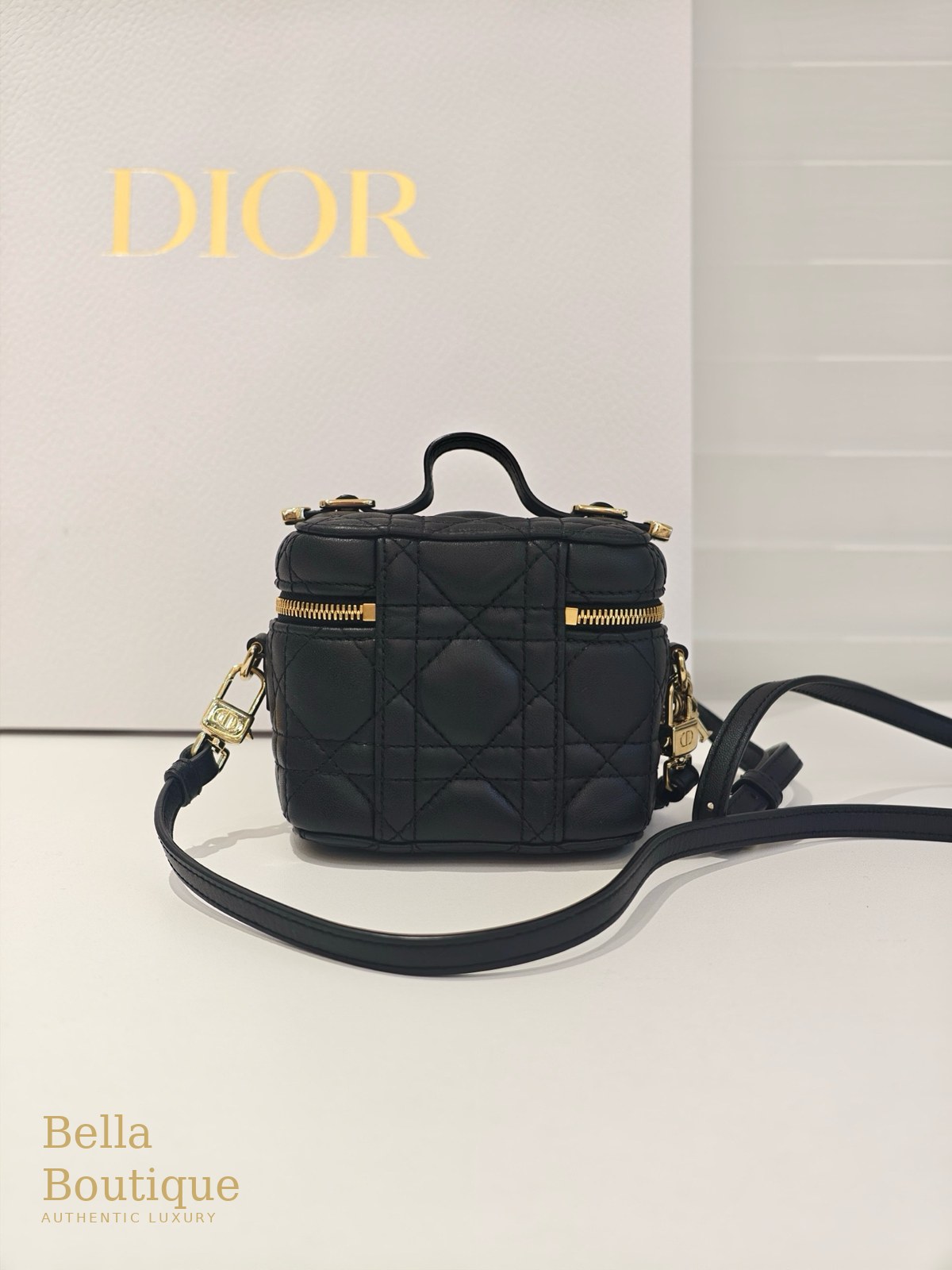 شنطة Dior ليدي ديور مايكرو فانيتي — سوداء أصلية — من الخلف والمقبض العلوي