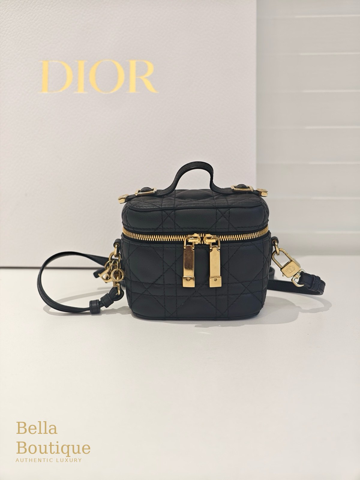شنطة Dior ليدي ديور مايكرو فانيتي — سوداء أصلية — المنظر الأمامي مع الحزام