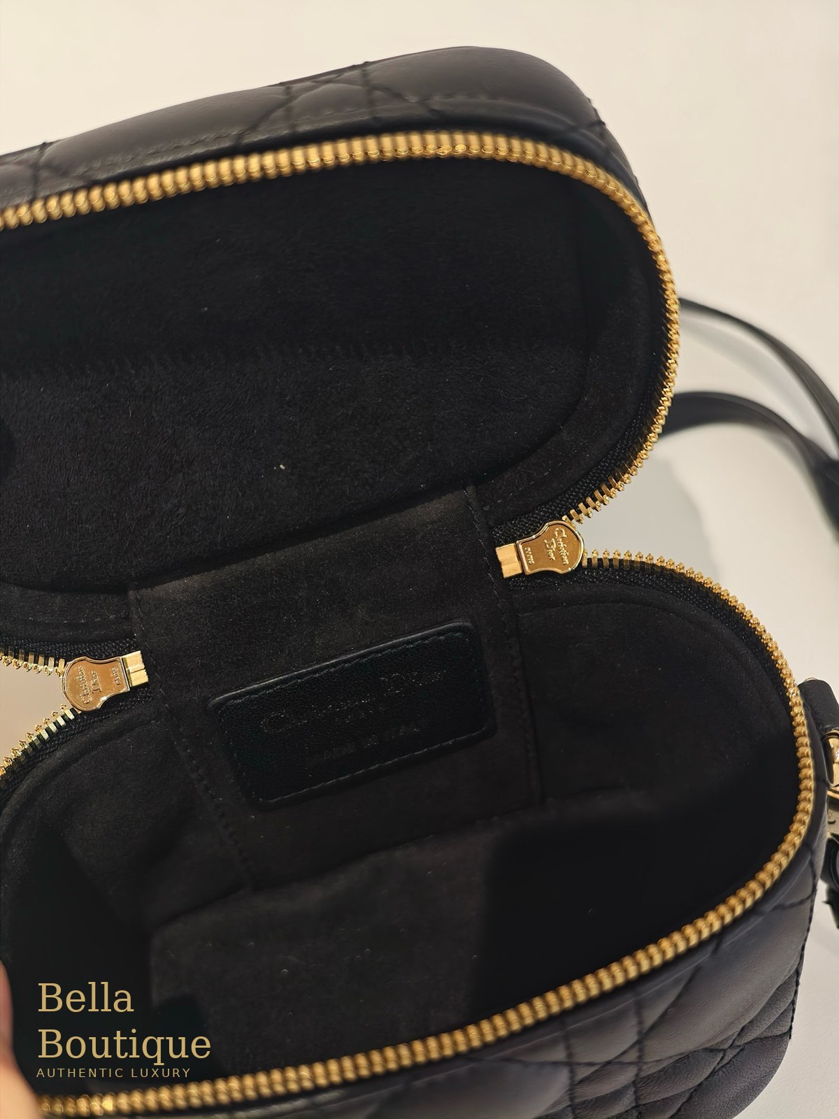 شنطة Dior ليدي ديور مايكرو فانيتي — سوداء أصلية — الداخل وبطانة الشامواه