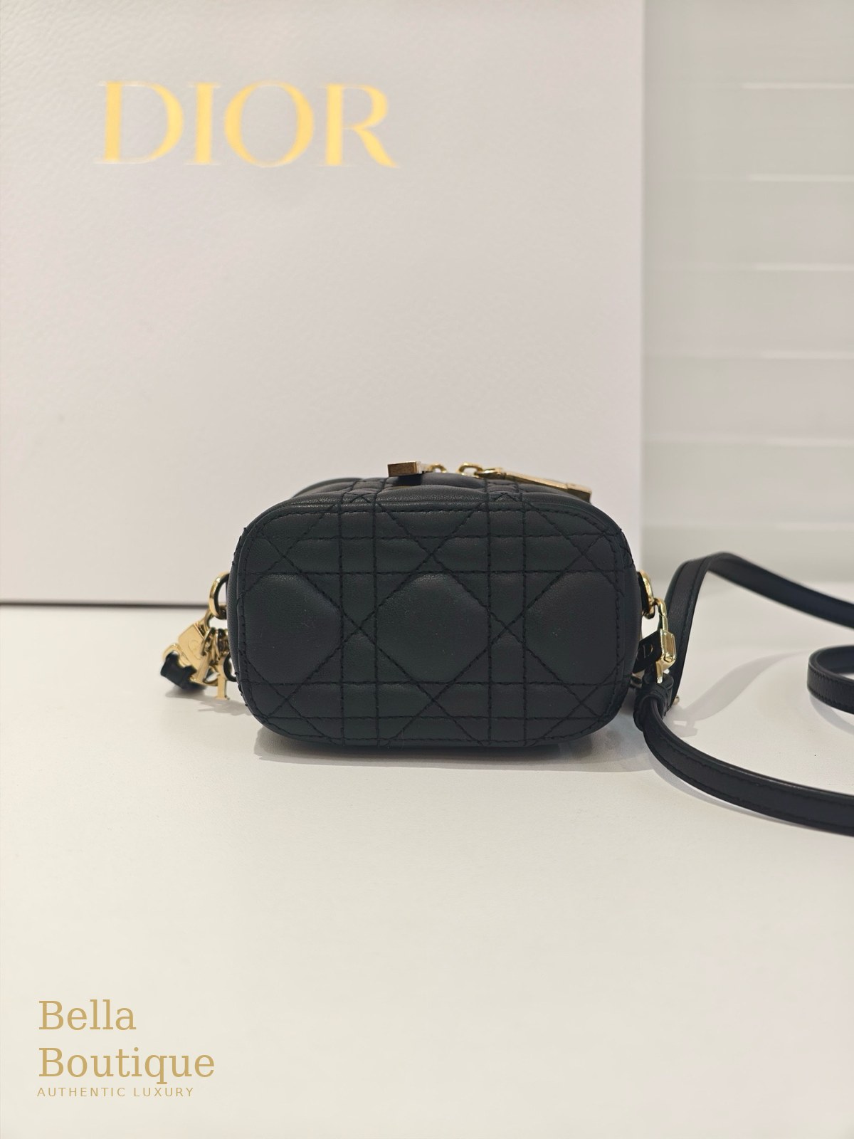 شنطة Dior ليدي ديور مايكرو فانيتي — سوداء أصلية — من الجانب