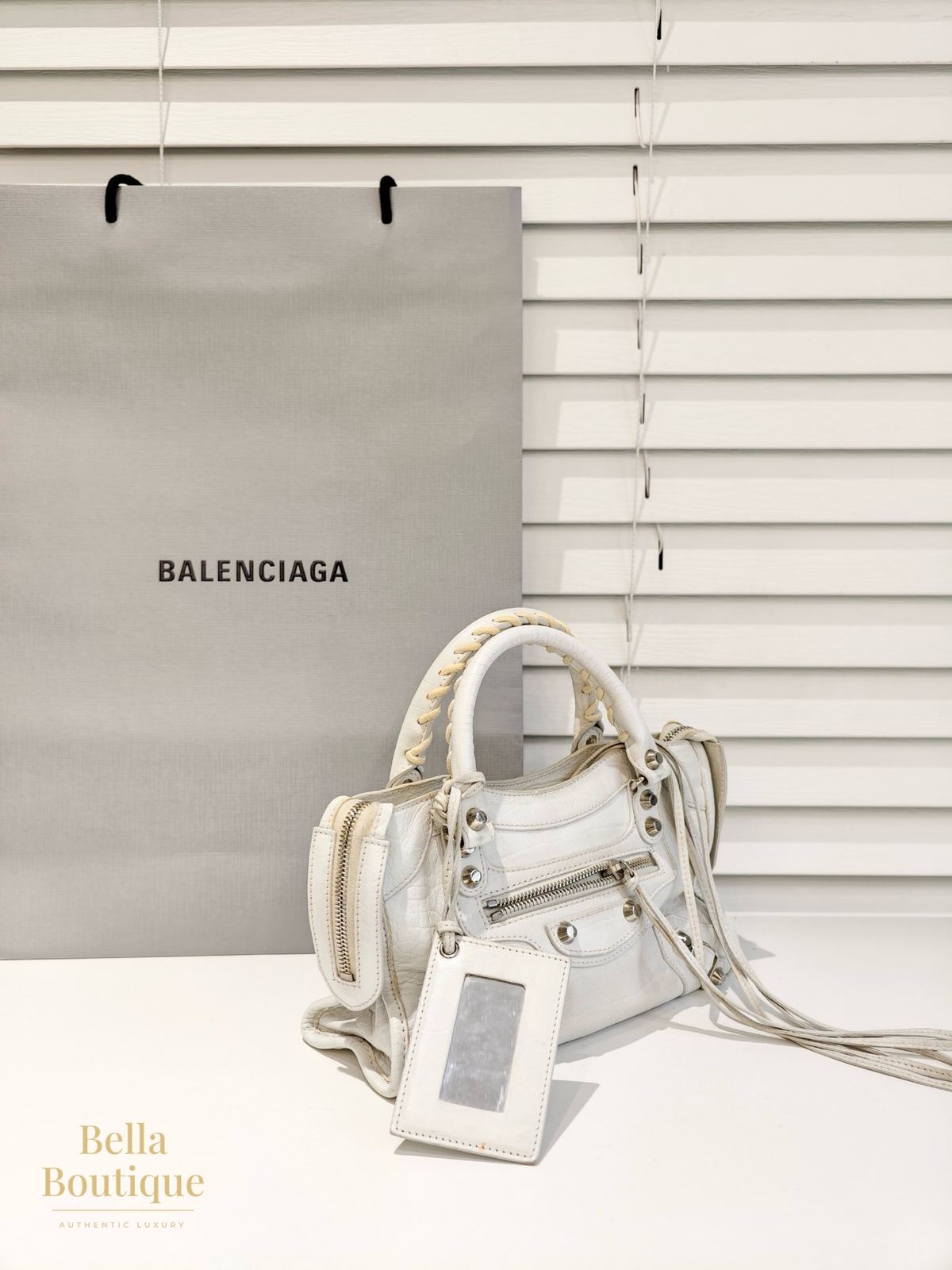 شنطة Balenciaga لو كاغول الصغيرة أصلية — من زاوية جانبية