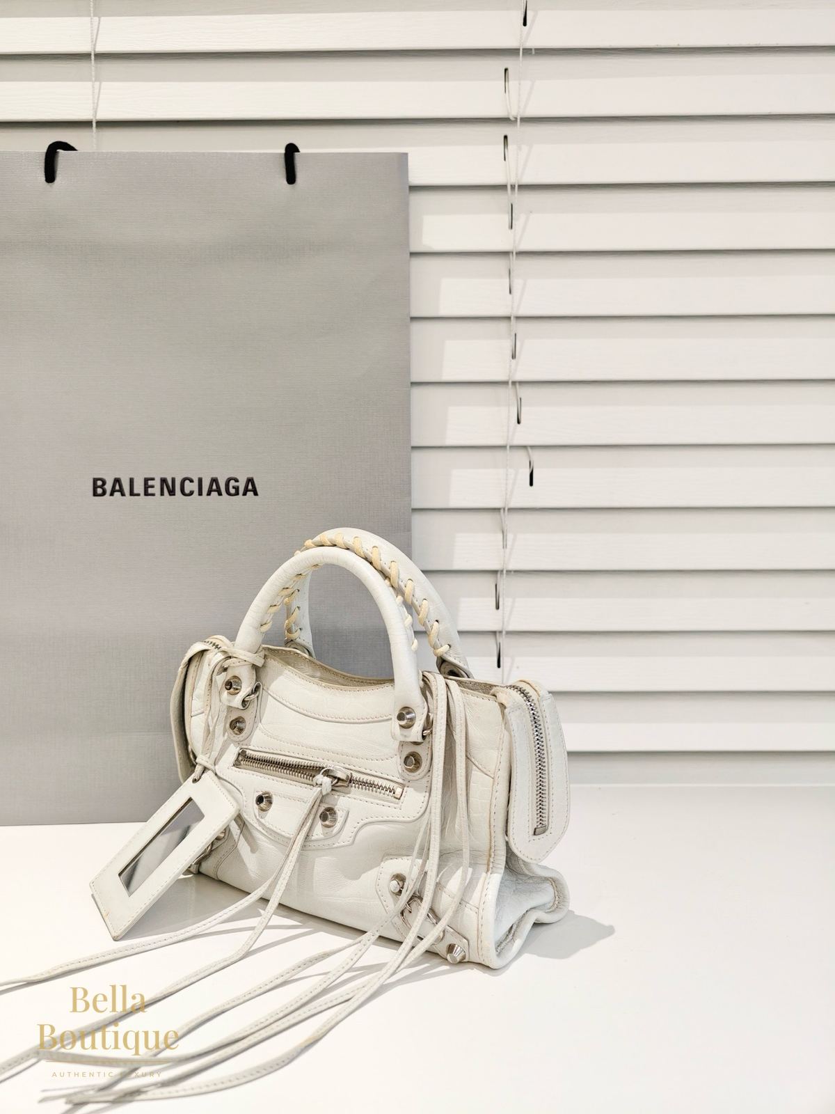 شنطة Balenciaga لو كاغول الصغيرة أصلية — المنظر الأمامي