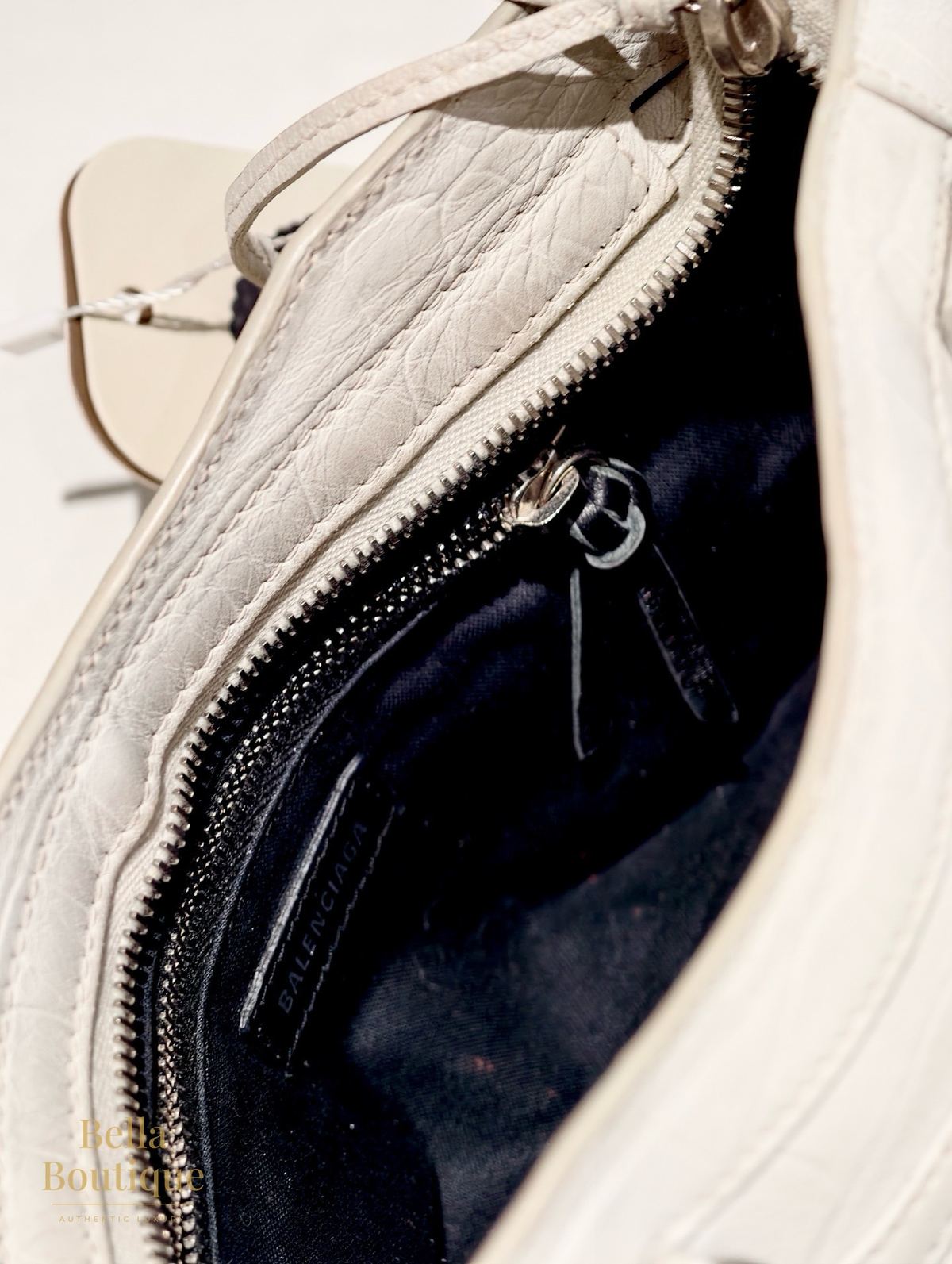 شنطة Balenciaga لو كاغول الصغيرة أصلية — من الداخل