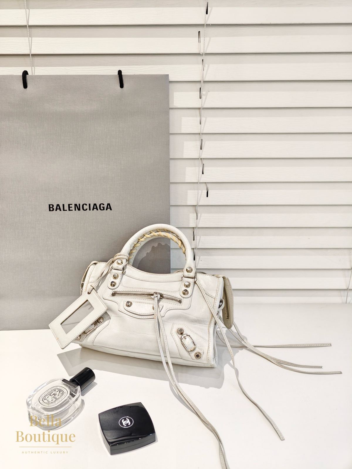 شنطة Balenciaga لو كاغول الصغيرة أصلية — بإطلالة كاملة