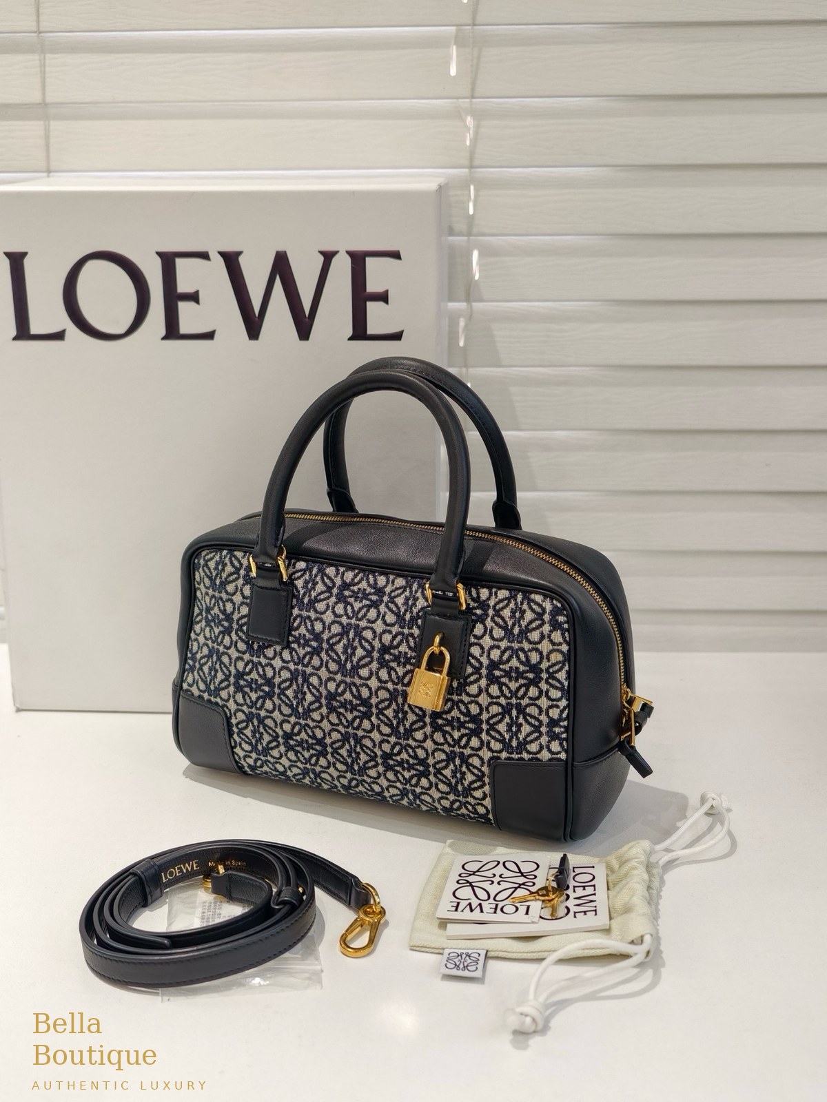 حقيبة LOEWE أمازونا ٢٣ جاكار أناغرام كحلي أصلية — المنظر الكامل مع الحزام والمرفقات