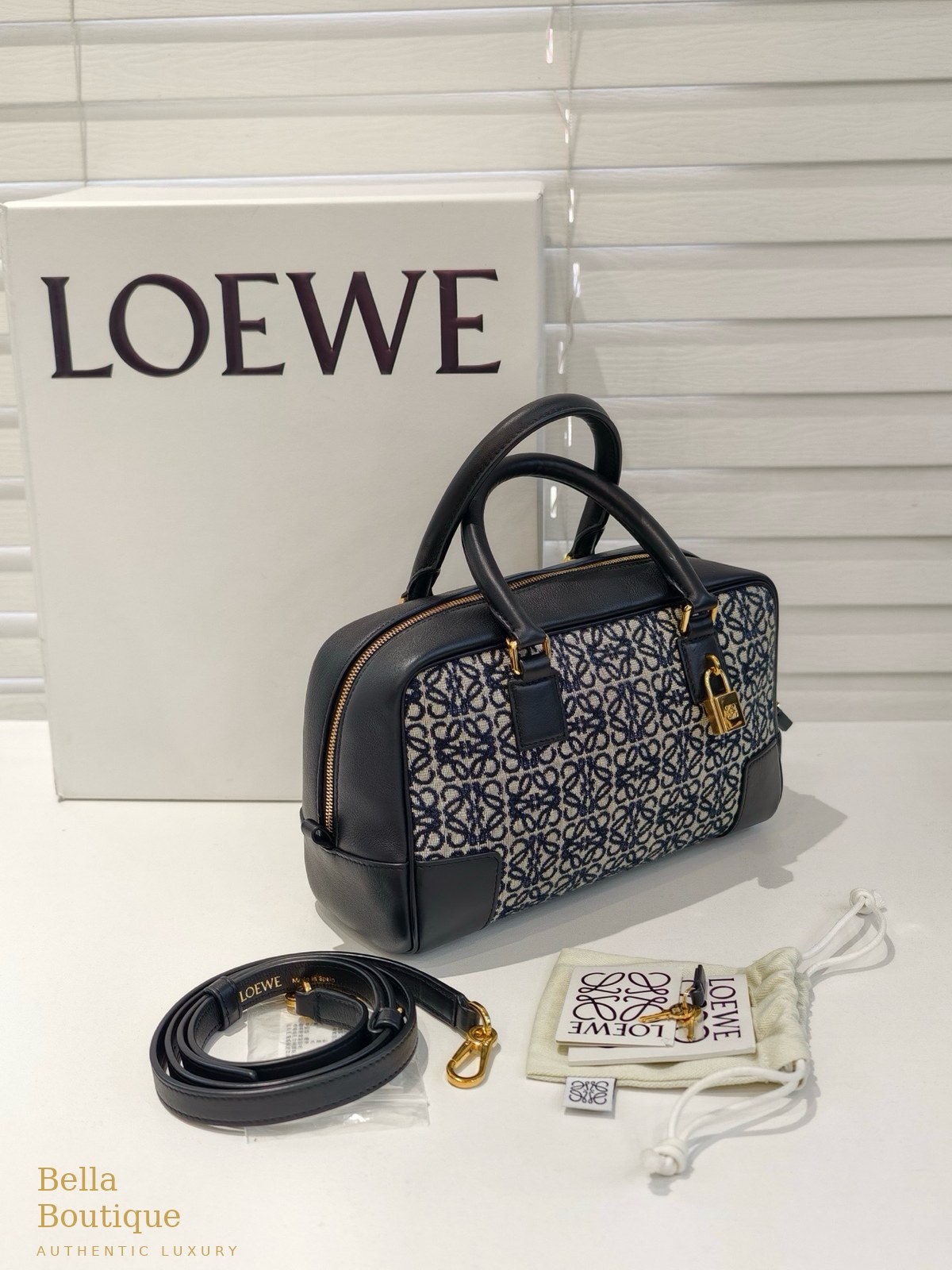 حقيبة LOEWE أمازونا ٢٣ أصلية — من الأمام مع القفل الذهبي والمرفقات