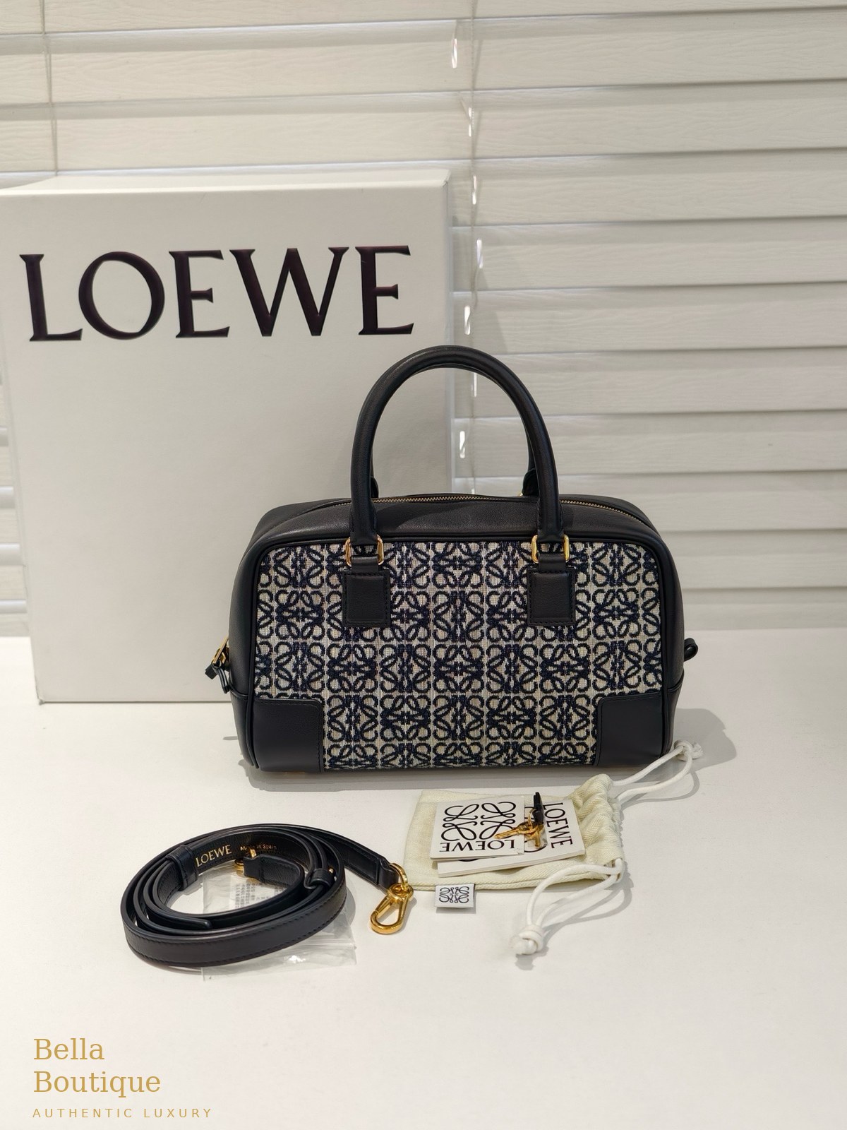 حقيبة LOEWE أمازونا ٢٣ أصلية — من الأمام مع حزام الكتف
