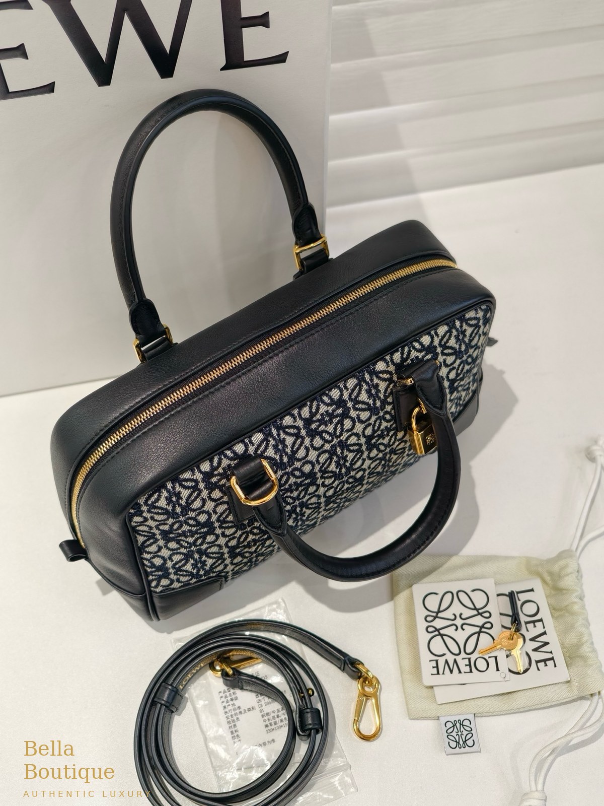حقيبة LOEWE أمازونا ٢٣ أصلية — من زاوية جانبية تُظهر نقشة الأناغرام