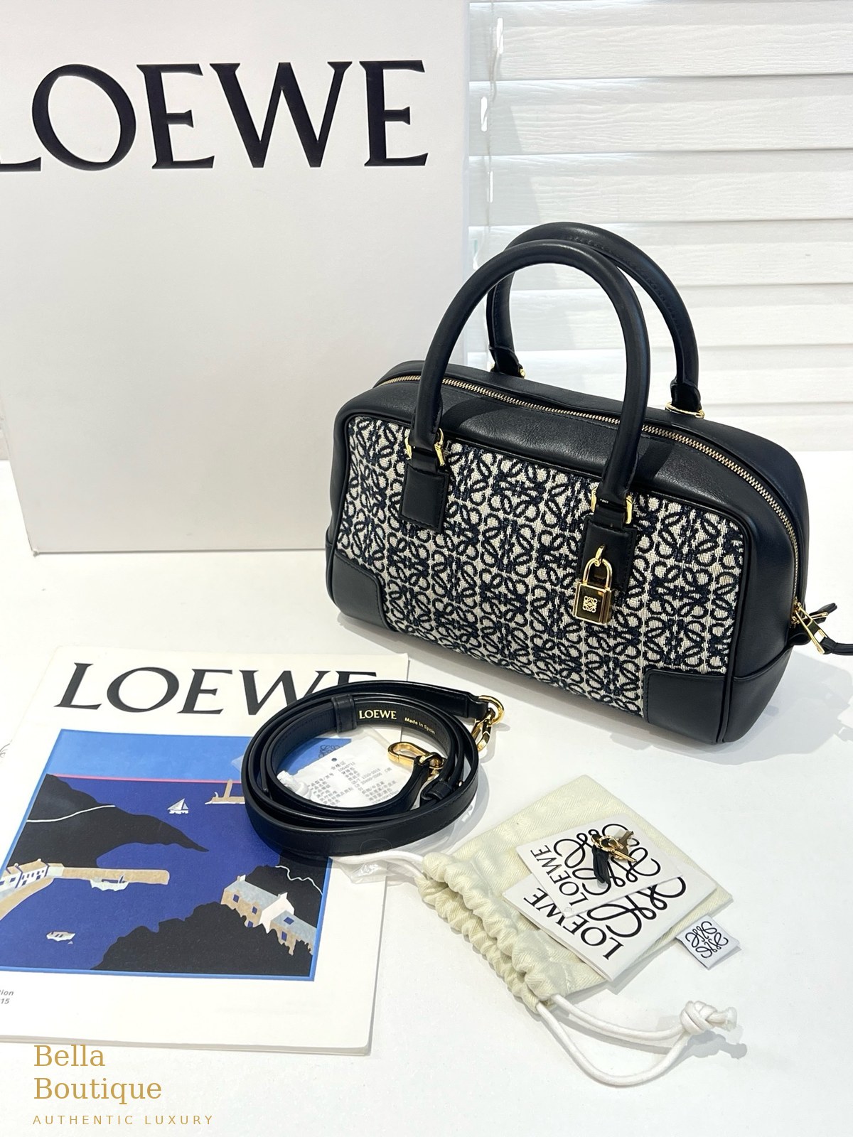 حقيبة LOEWE أمازونا ٢٣ أصلية — السحّاب العلوي والمقبضان من قرب