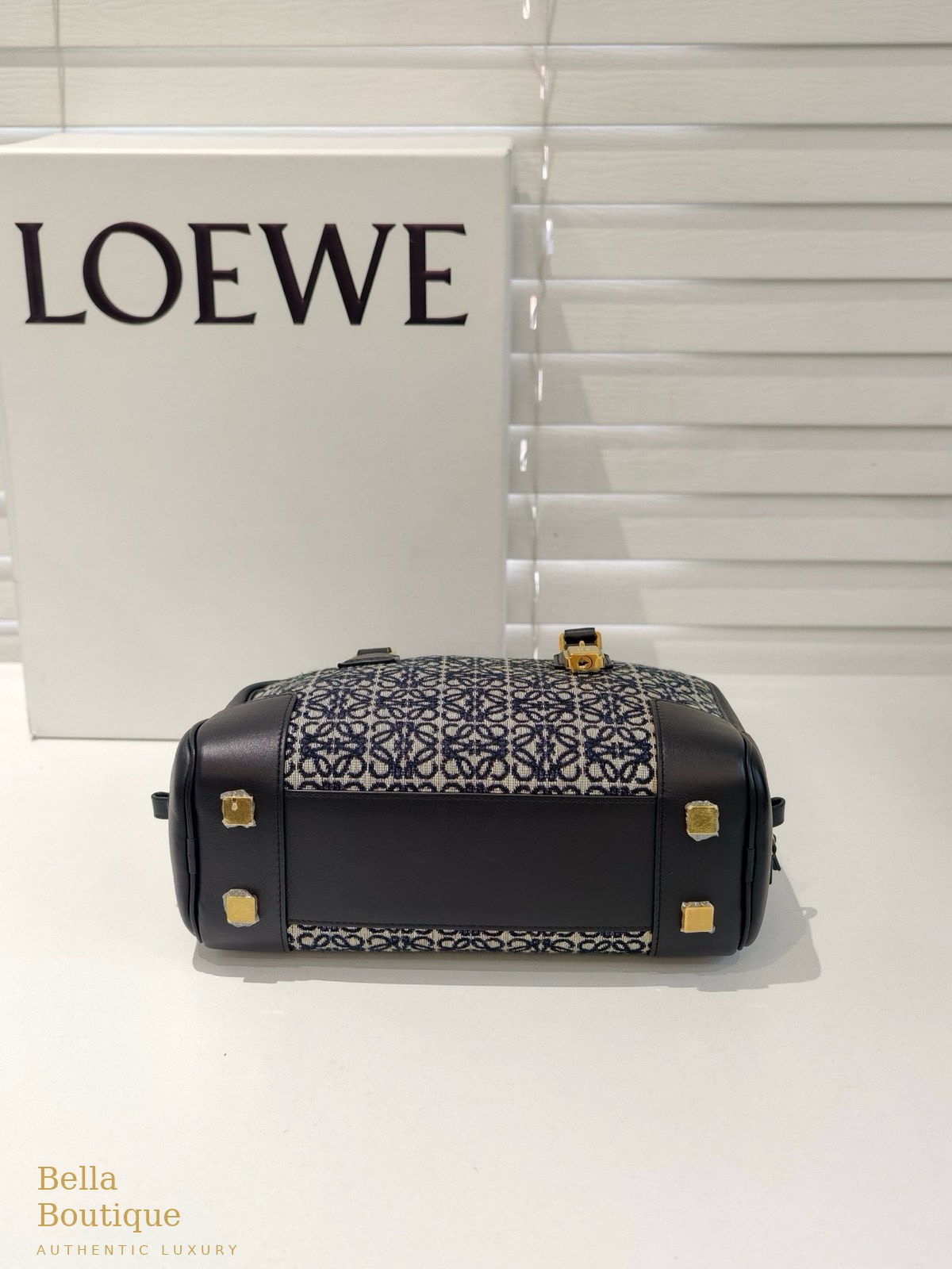 حقيبة LOEWE أمازونا ٢٣ أصلية — القاعدة مع الأقدام المعدنية الذهبية