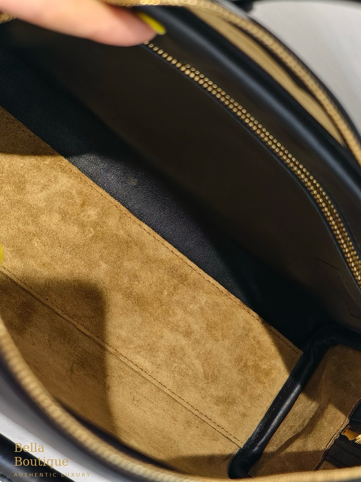 حقيبة LOEWE أمازونا ٢٣ أصلية — الداخل من الشمواه مع الجيب بسحّاب