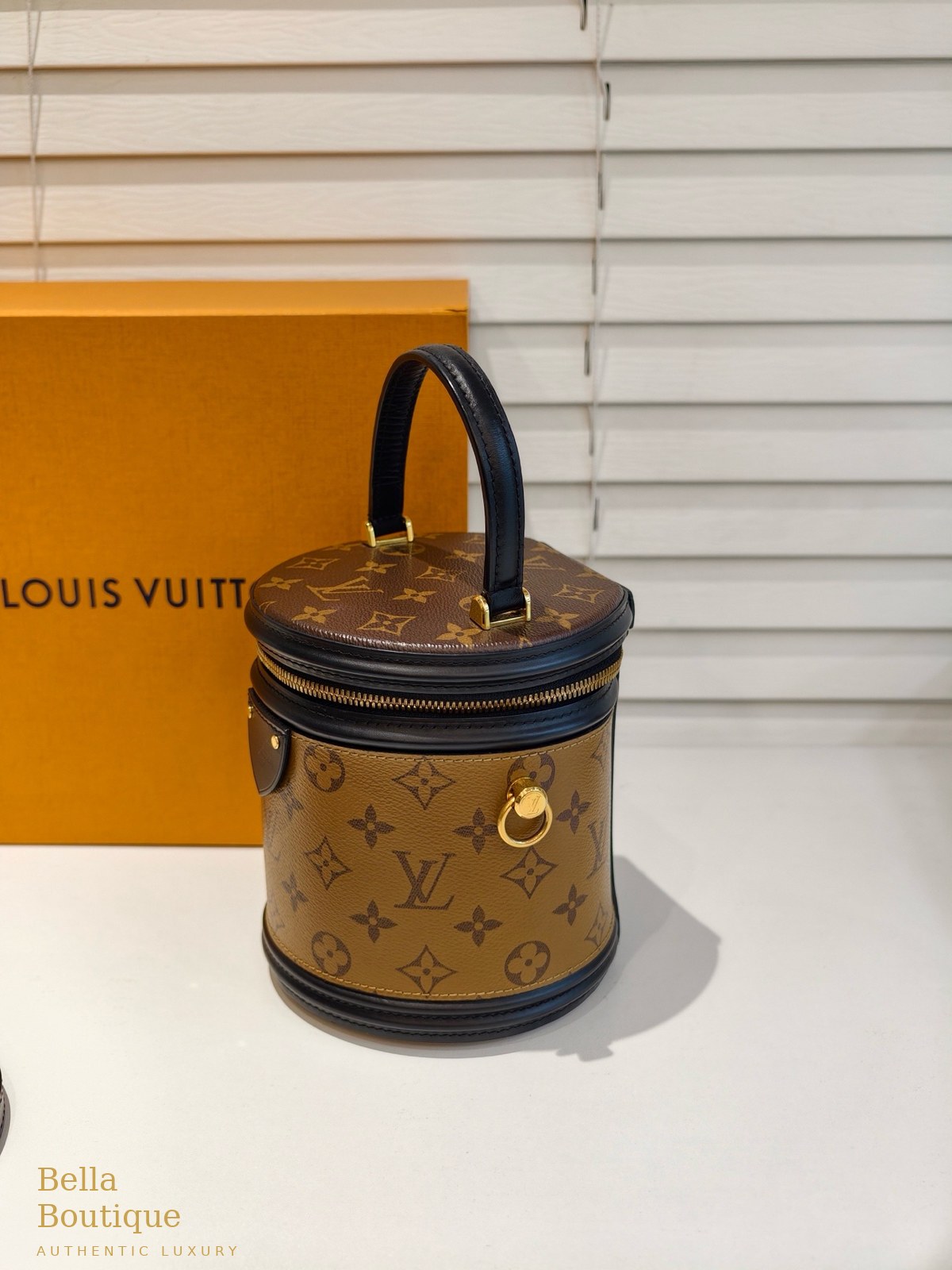 حقيبة Louis Vuitton كان أصلية — من زاوية جانبية مع القفل الذهبي