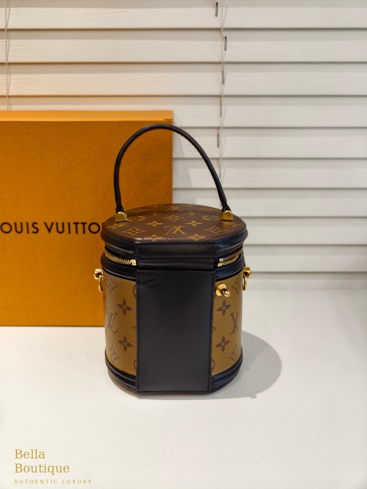 حقيبة Louis Vuitton كان أصلية — من الجانب الآخر