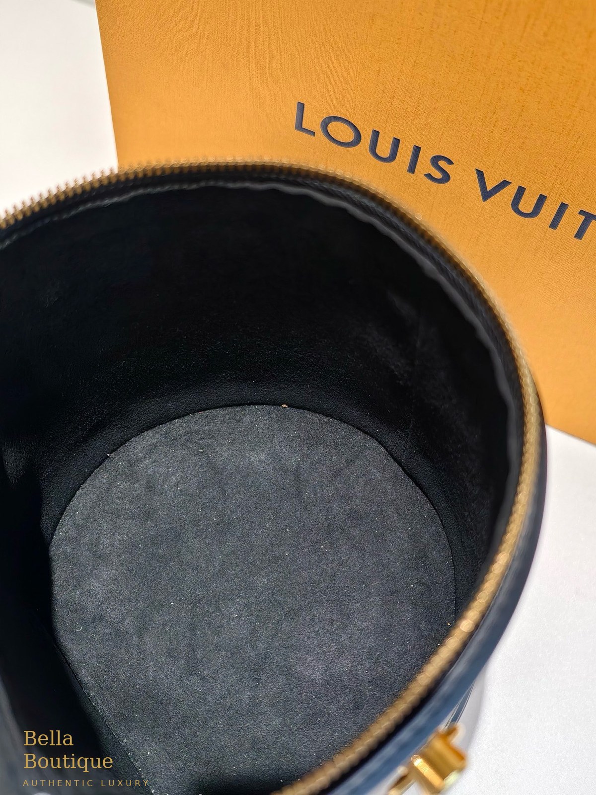 حقيبة Louis Vuitton كان أصلية — الداخل من الشمواه مع القاعدة القابلة للإزالة