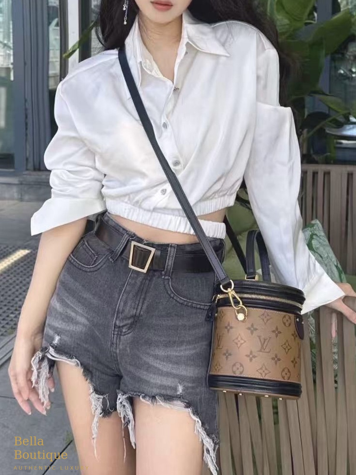 حقيبة Louis Vuitton كان أصلية — على الكتف لتوضيح المقاس