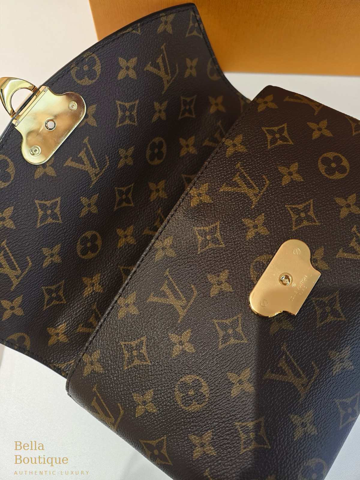 حقيبة لوي فيتون سان بلاسيد أصلية — الغطاء مفتوحاً مع لوحة القفل المنقوشة LOUIS VUITTON PARIS