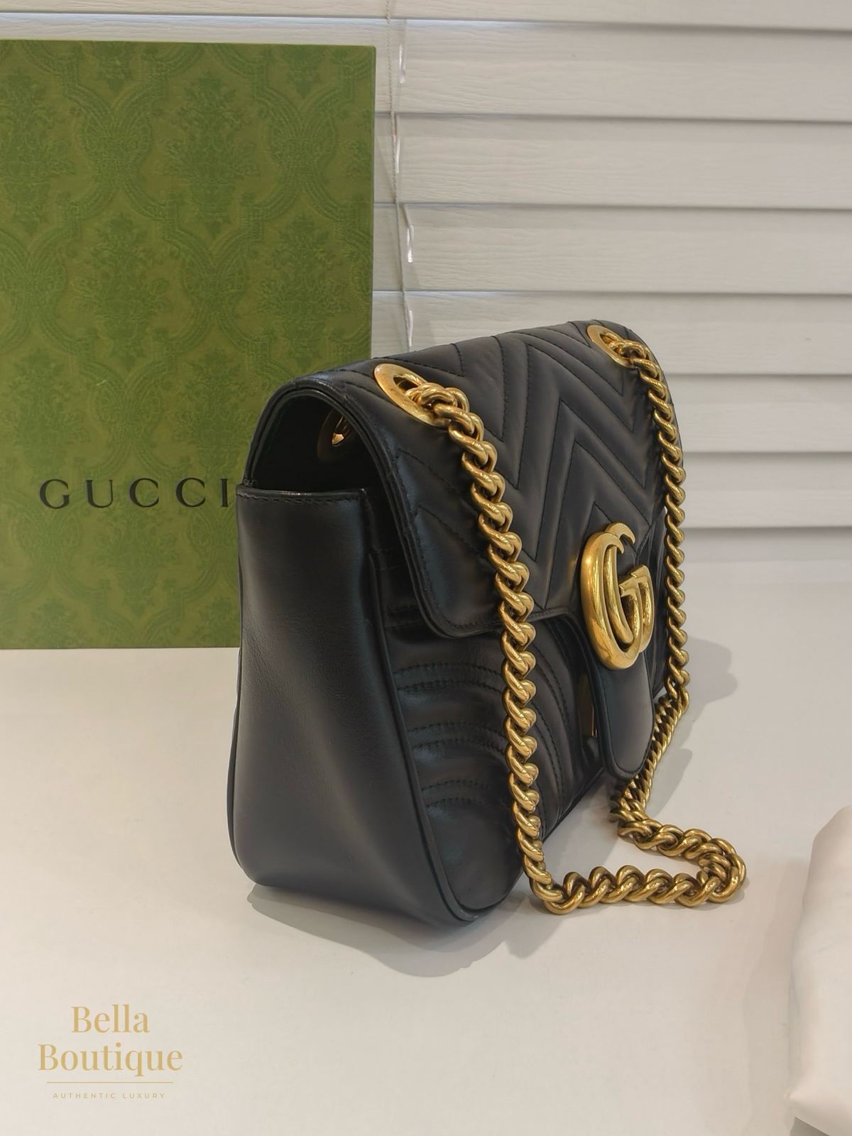 شنطة Gucci جي جي مارمونت سمول أسود أصلية — من زاوية جانبية