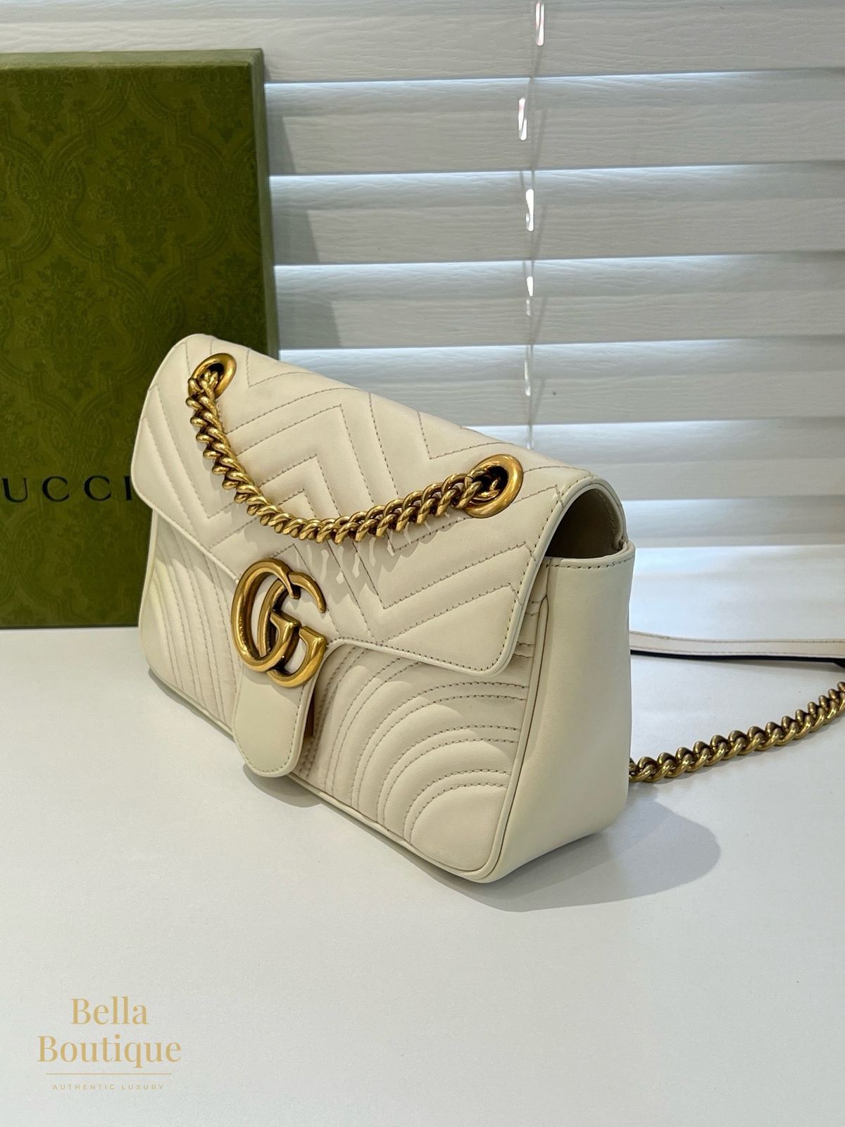 شنطة Gucci جي جي مارمونت سمول أبيض أصلية — من زاوية جانبية
