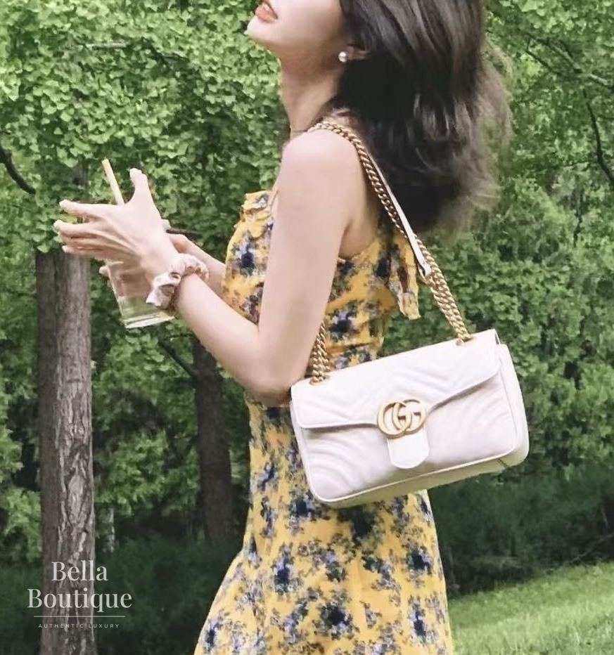 شنطة Gucci جي جي مارمونت سمول أبيض أصلية — محمولة على الكتف