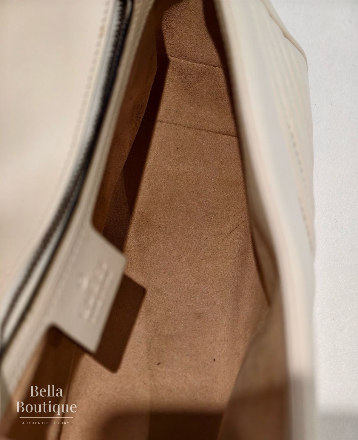 شنطة Gucci جي جي مارمونت سمول أبيض أصلية — البطانة الداخلية