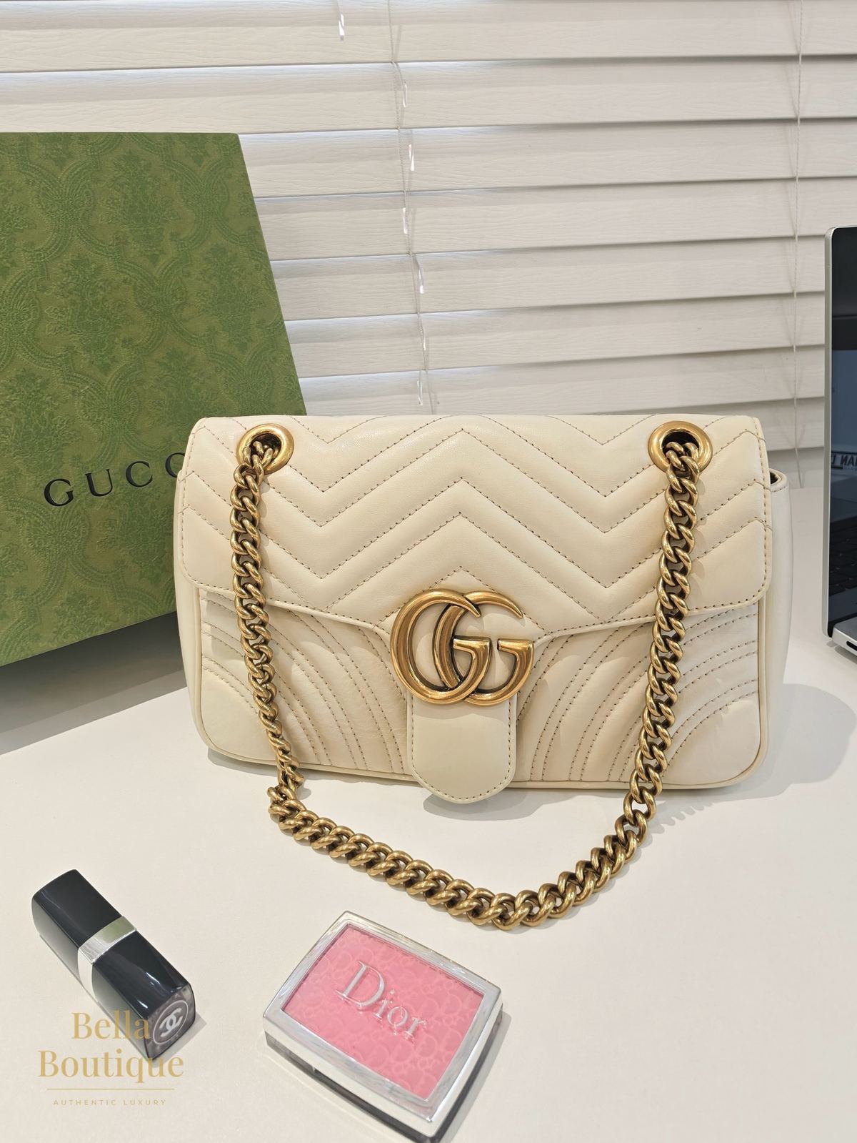 شنطة Gucci جي جي مارمونت سمول أبيض أصلية — بإطلالة كاملة