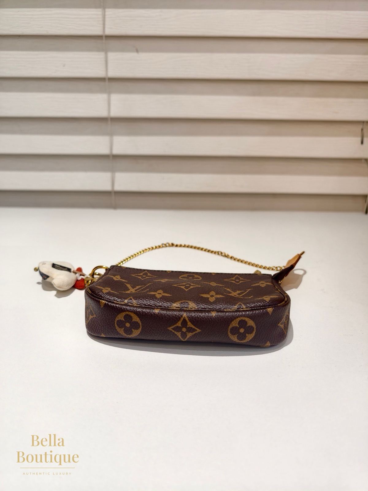شنطة Louis Vuitton ميني بوشيت أصلية — القاعدة من الأسفل