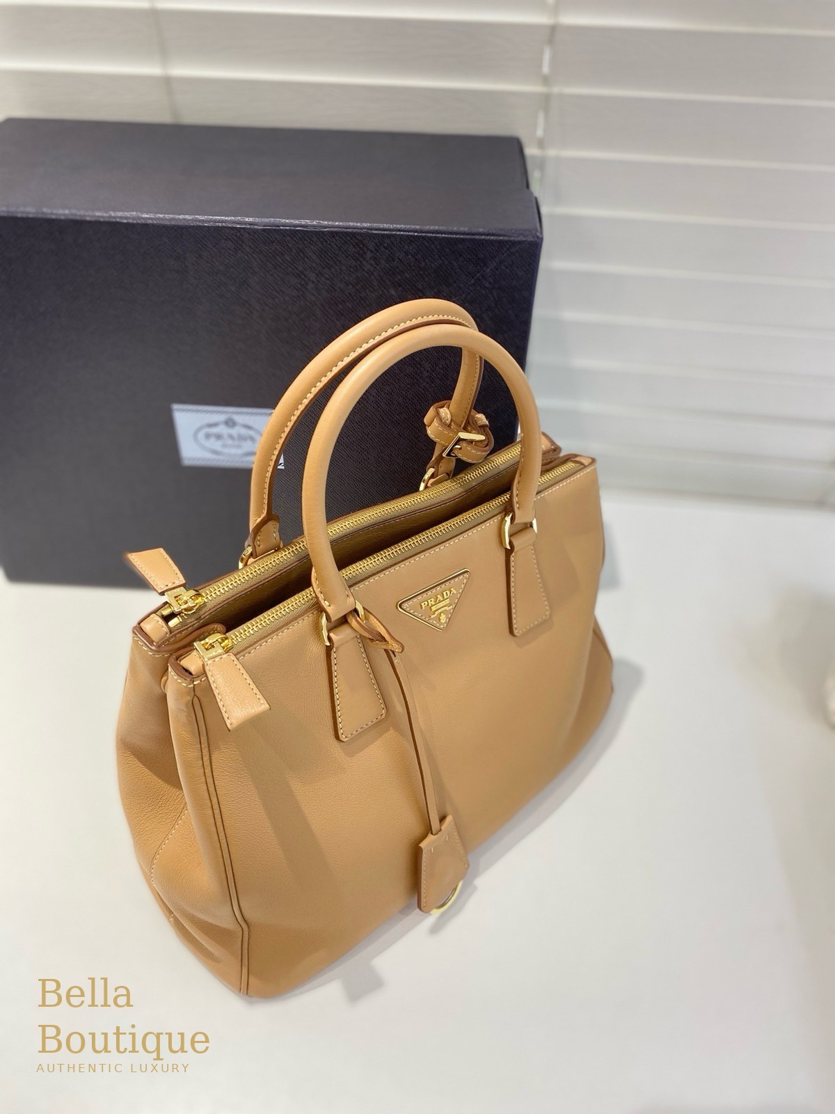 شنطة Prada جاليريا — جملي أصلية — من زاوية أمامية