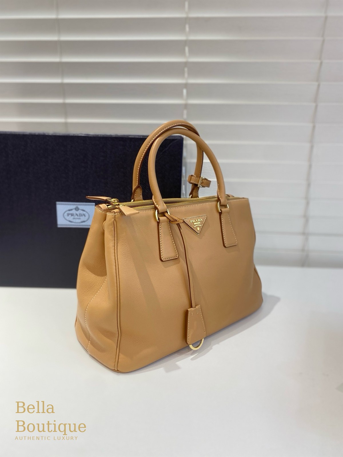 شنطة Prada جاليريا — جملي أصلية — من زاوية جانبية