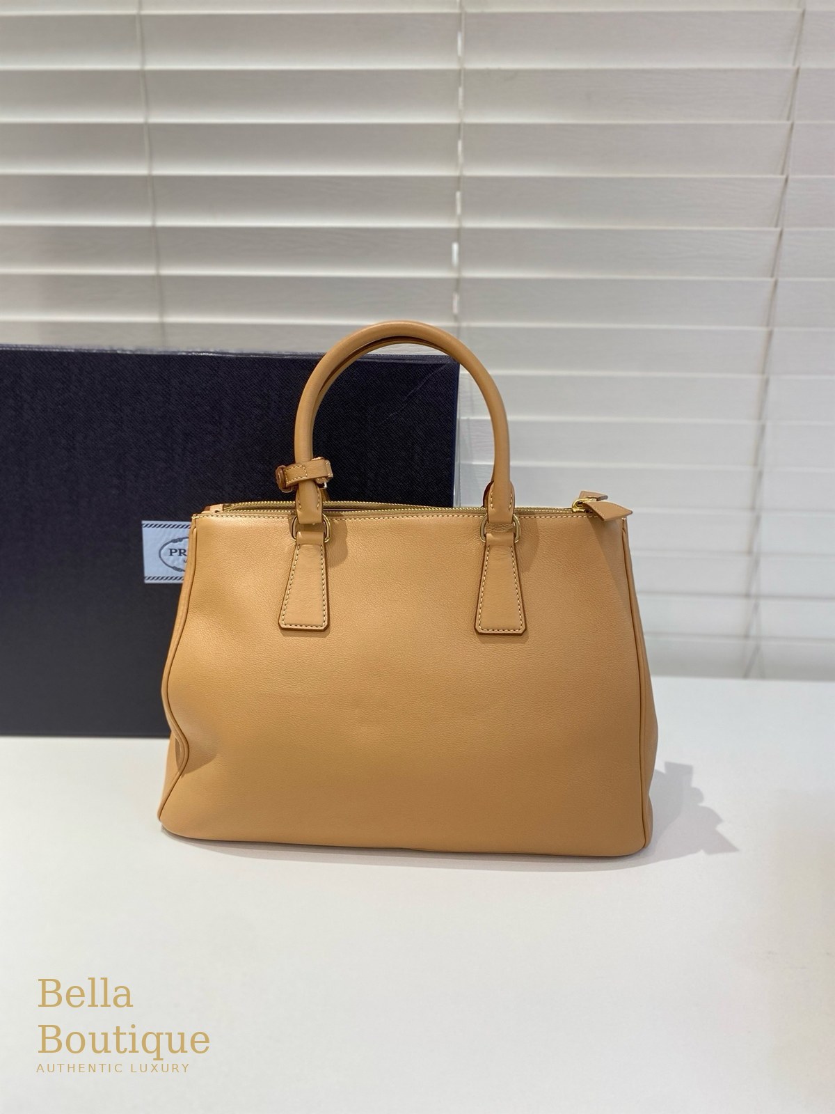 شنطة Prada جاليريا — جملي أصلية — من الخلف