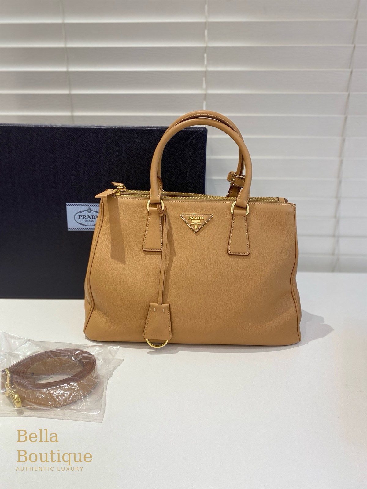 شنطة Prada جاليريا — جملي أصلية — المنظر الأمامي مع حزام الكتف