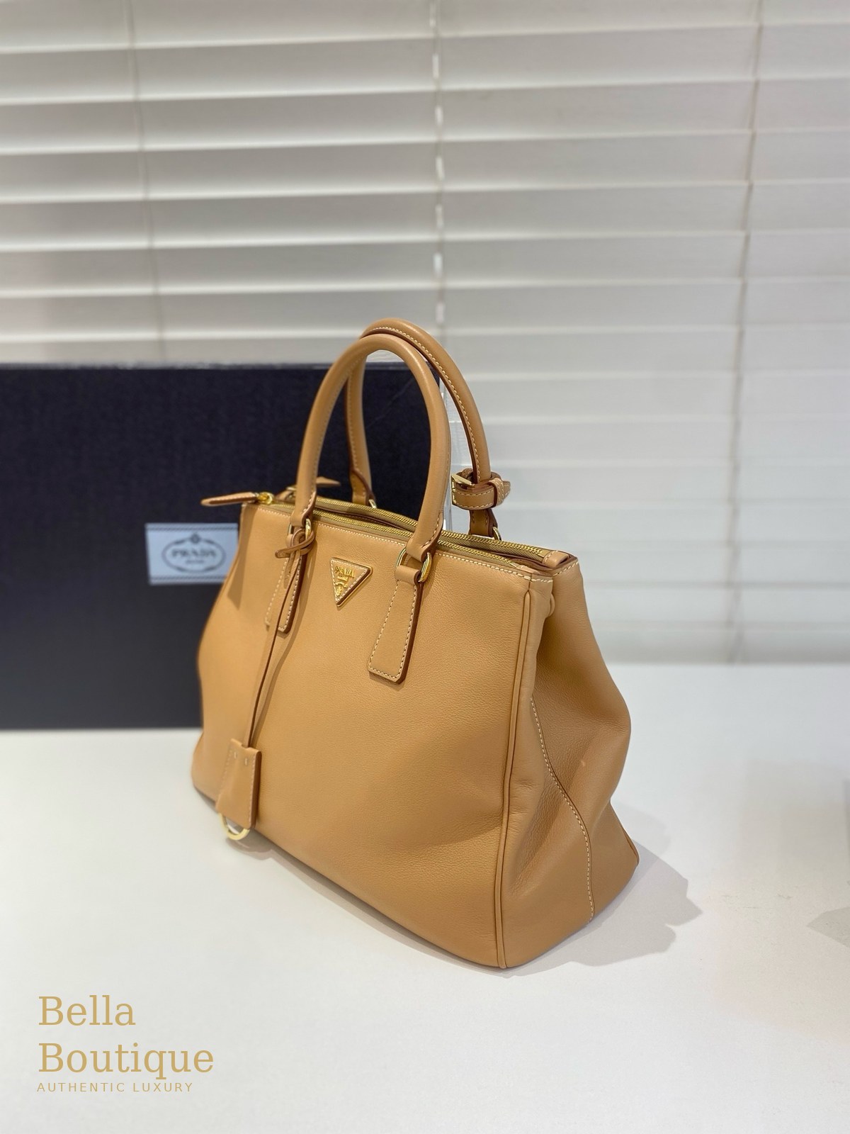 شنطة Prada جاليريا — جملي أصلية — من الجانب