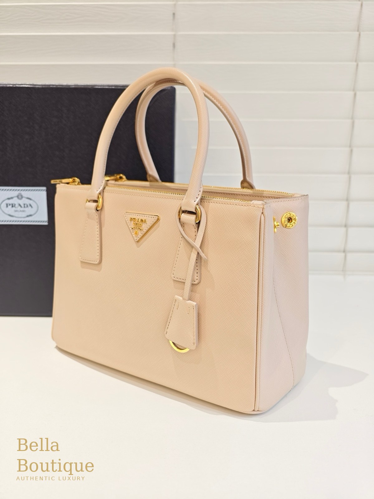 شنطة Prada جاليريا ميديوم — وردي هادئ أصلية — من زاوية أمامية