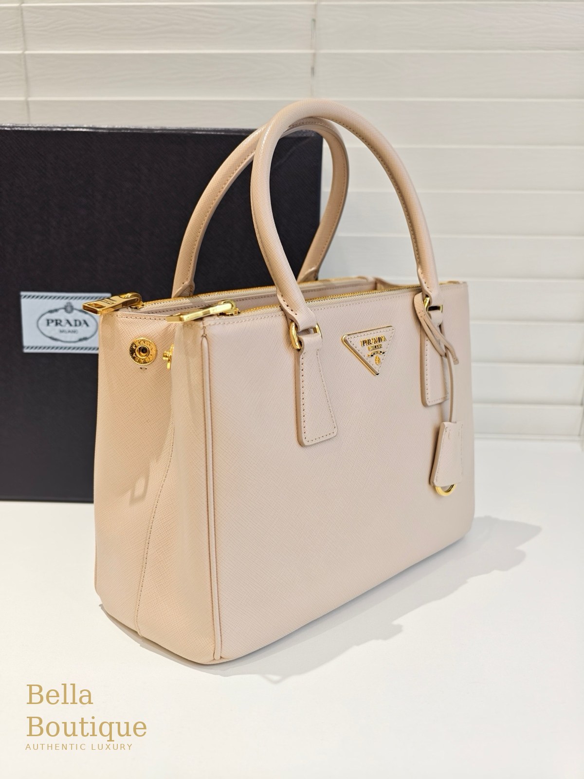 شنطة Prada جاليريا ميديوم — وردي هادئ أصلية — من زاوية جانبية
