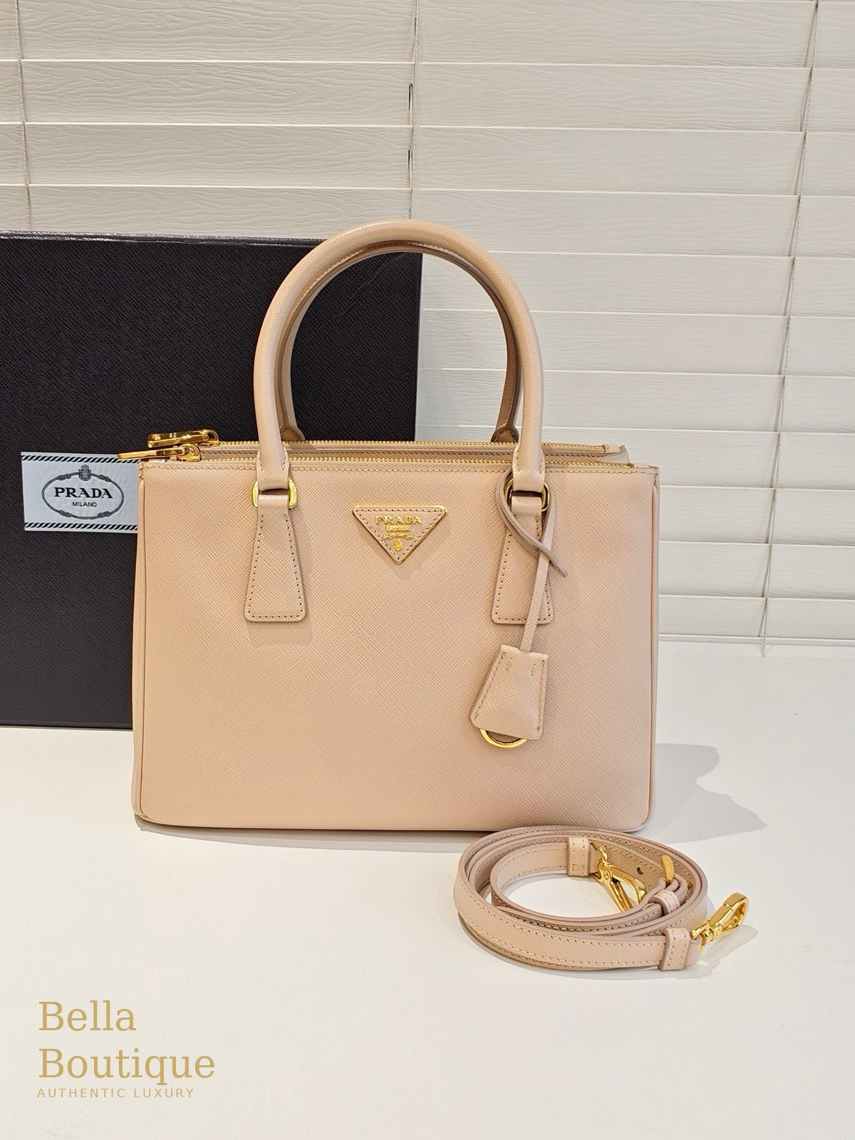 شنطة Prada جاليريا ميديوم — وردي هادئ أصلية — المنظر الأمامي مع حزام الكتف