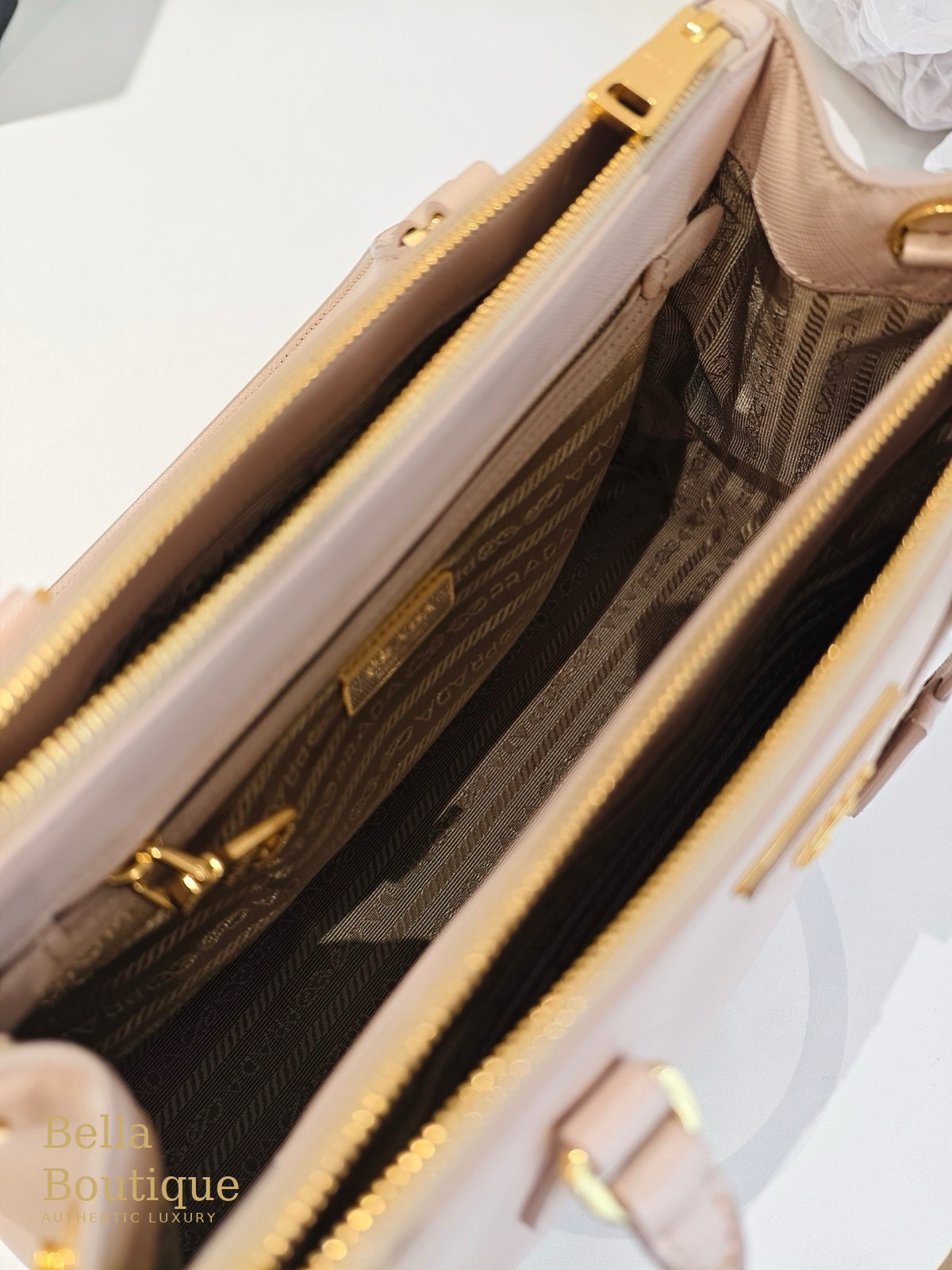 شنطة Prada جاليريا ميديوم — وردي هادئ أصلية — الداخل وبطانة الجاكار