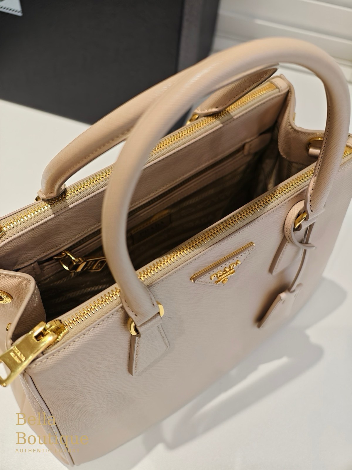 شنطة Prada جاليريا ميديوم — وردي هادئ أصلية — السحّابان العلويان والمقبضان
